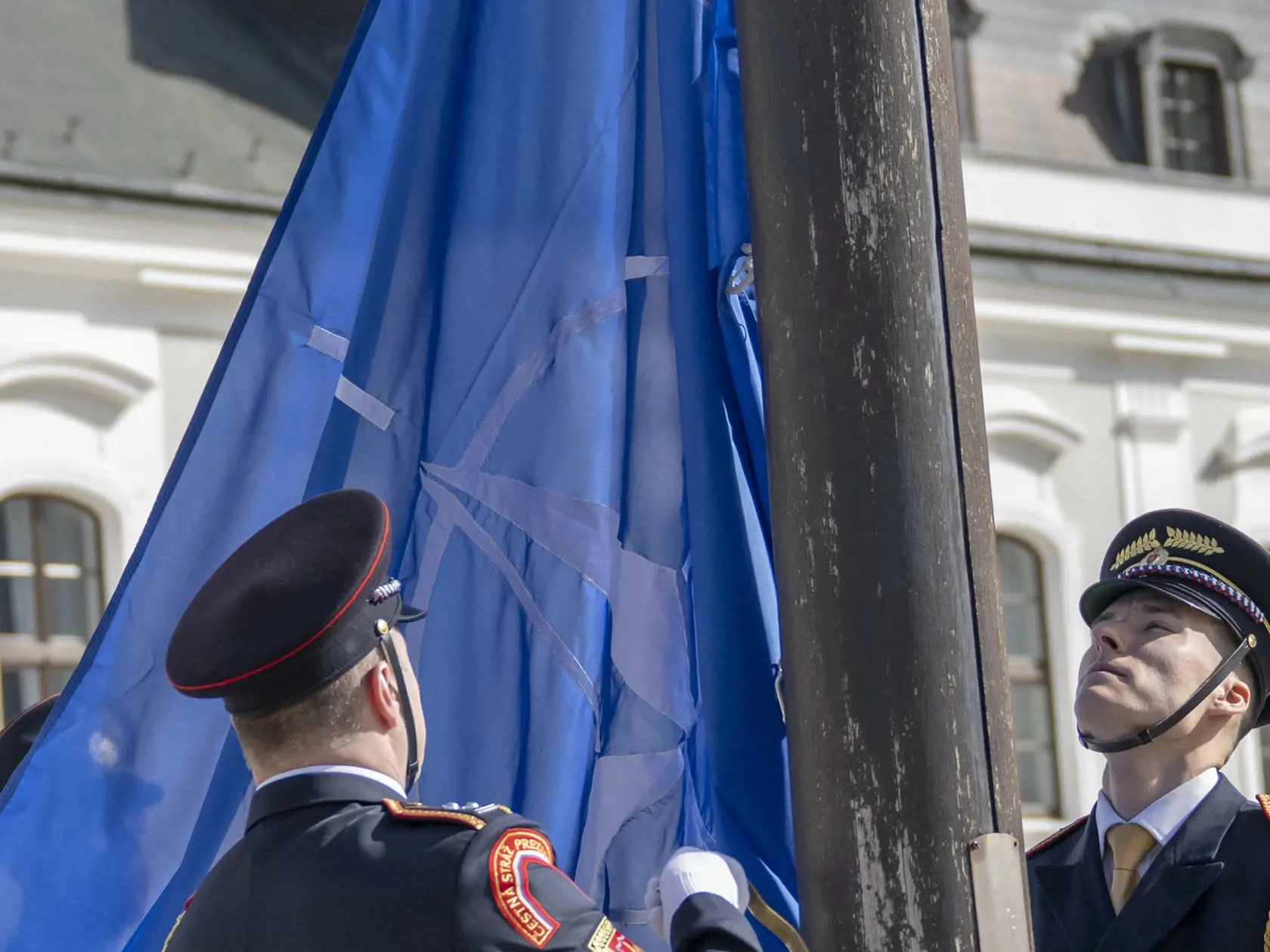 Pri príležitosti 20. výročia vstupu Slovenskej republiky do Severoatlantickej aliancie (NATO) vztýčili vlajku NATO pred Prezidentským palácom v piatok 29. marca 2024 v Bratislave. FOTO TASR - Martin Baumann