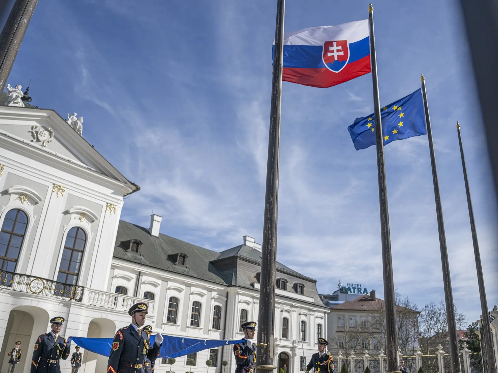 Pri príležitosti 20. výročia vstupu Slovenskej republiky do Severoatlantickej aliancie (NATO) vztýčili vlajku NATO pred Prezidentským palácom v piatok 29. marca 2024 v Bratislave. FOTO TASR - Martin Baumann