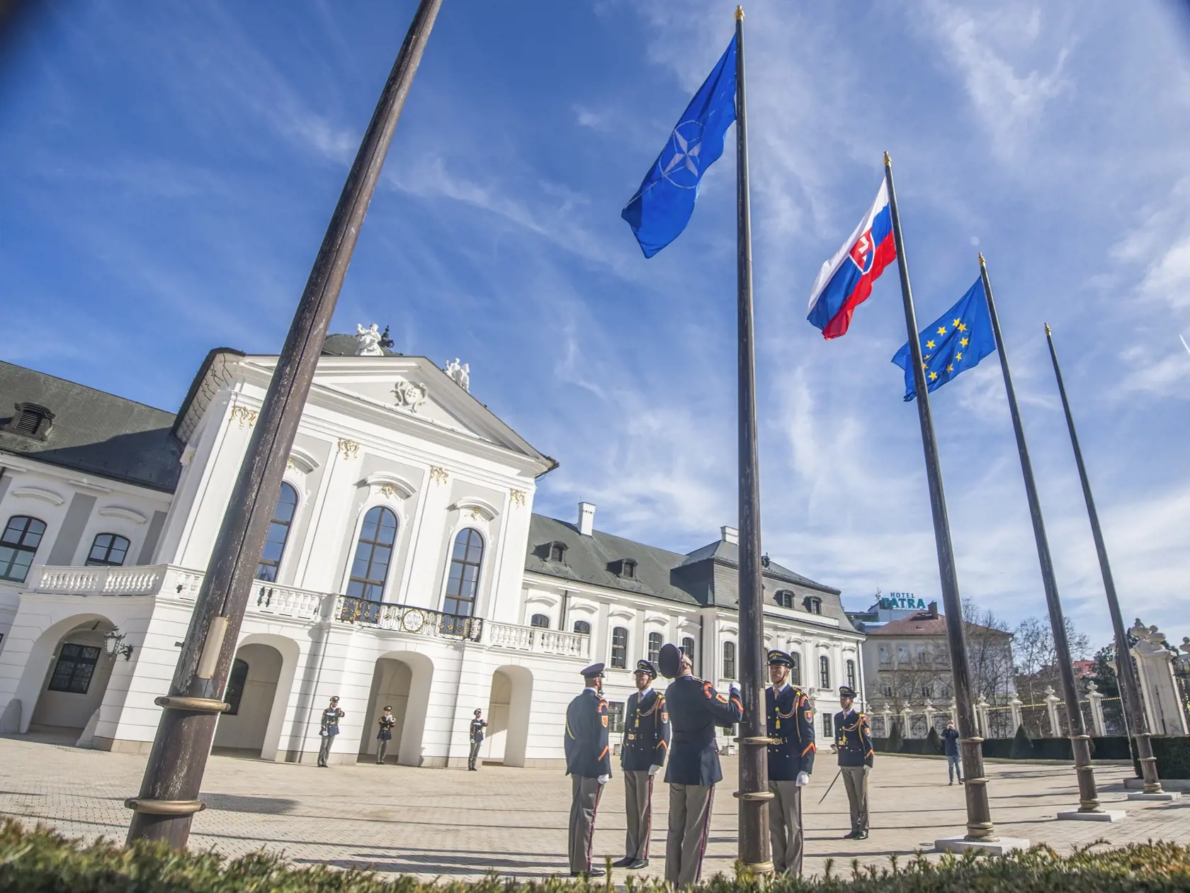 Pri príležitosti 20. výročia vstupu Slovenskej republiky do Severoatlantickej aliancie (NATO) vztýčili vlajku NATO pred Prezidentským palácom v piatok 29. marca 2024 v Bratislave. FOTO TASR - Martin Baumann