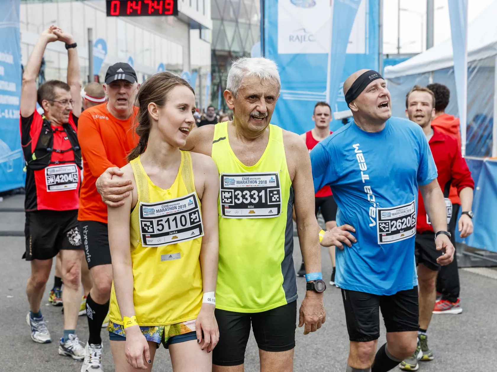 Na snímke expremiér Mikuláš Dzurinda s dcérou Janou v cieli 13. ročníka ČSOB Bratislava Marathon 2018.