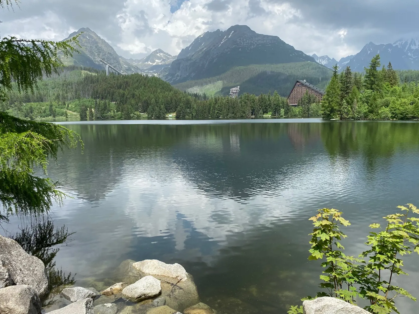Štrbské pleso - pohľad smerom k skokanským mostíkom a ikonickému hotelu.