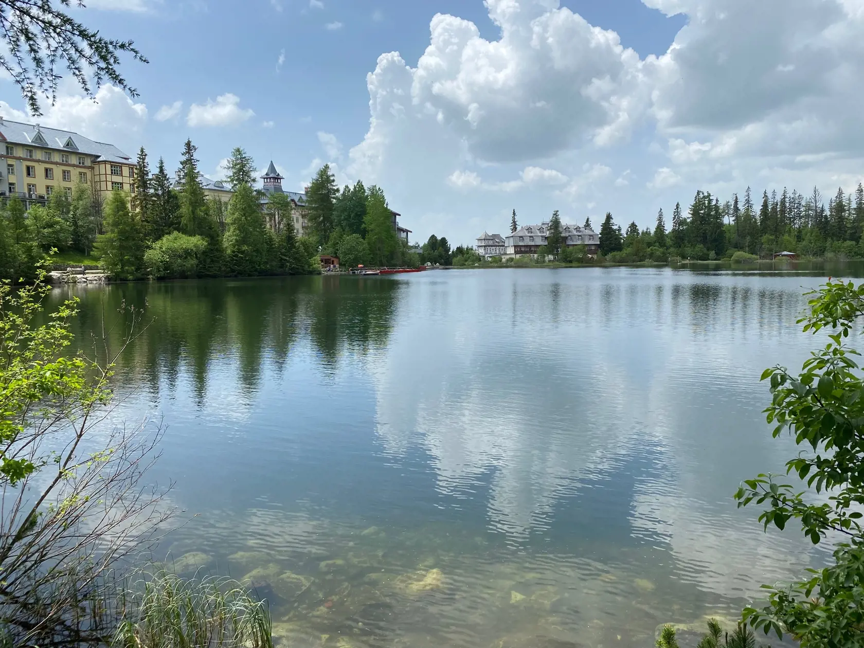 Štrbské pleso je najznámejším a druhým najväčším na slovenskej strane Vysokých Tatier.