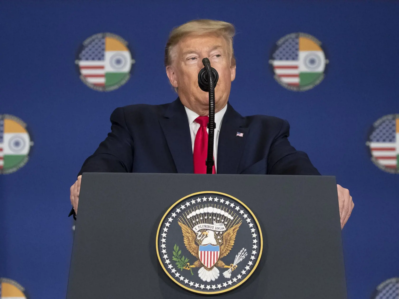 Trumpovcov privítali v Indii ako hviezdy, či členov kráľovskej rodiny, zatiaľ čo, v indickej metropole vypukli násilné demonštrácie proti spornému zákonu o občianstve.