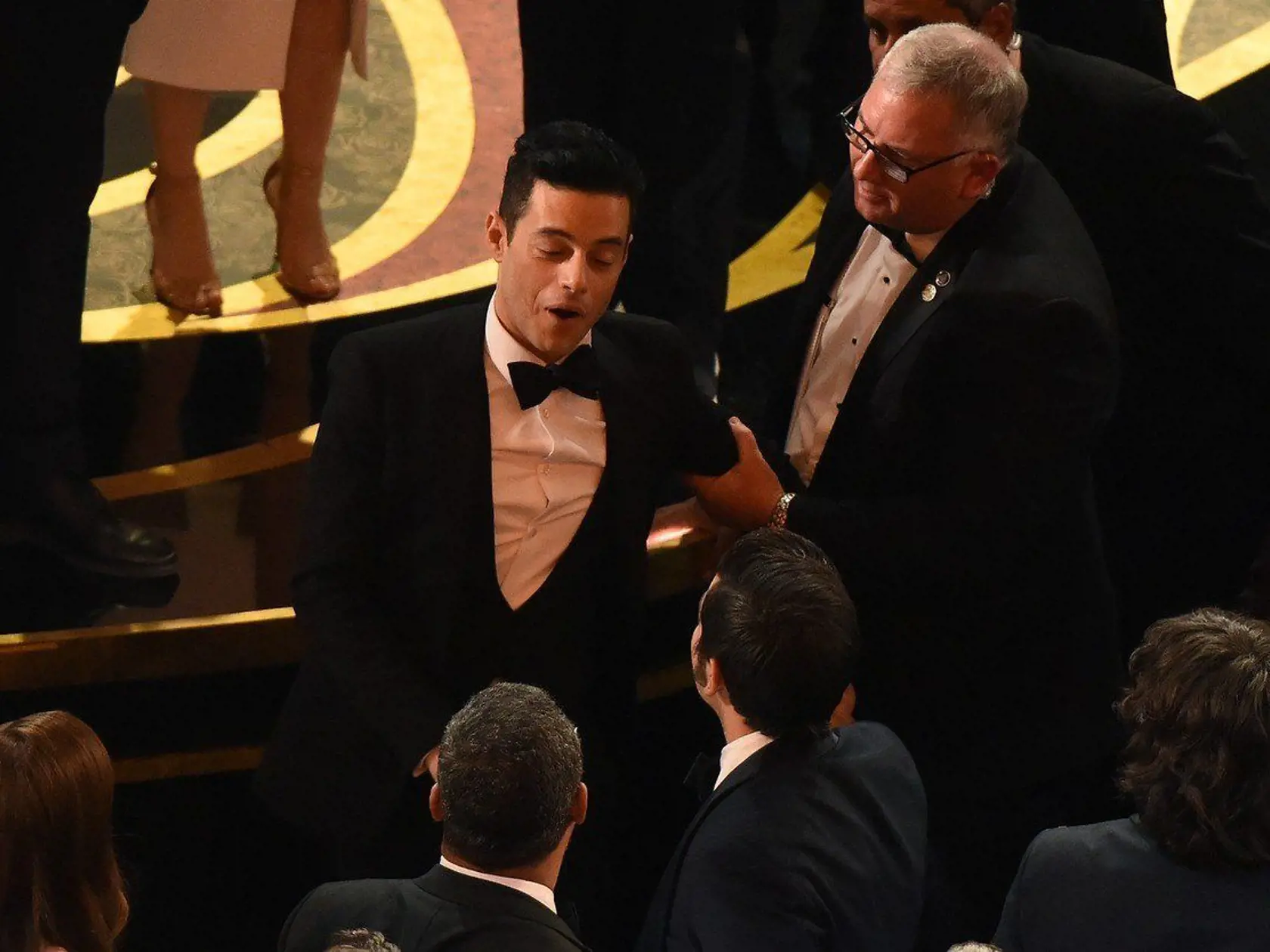 Rami Malek cestou z pódia zakopol a spadol.