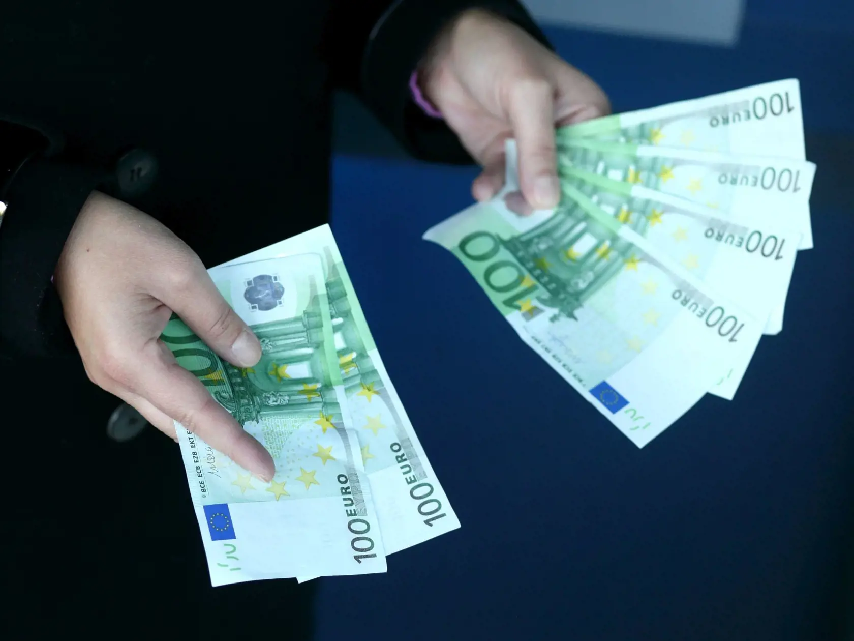 Mladí musia myslieť na šetrenie už počas vysokej školy, ak sa po jej skončení chcú čím skôr osamostatniť. Čím dlhšie obdobie, tým lepšie.