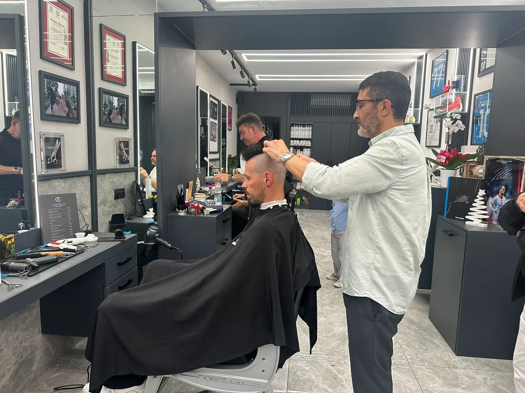 Prvé Hamšíkove kroky po prílete do Neapola viedli k známemu barberovi, ktorý sa roky staral o jeho účes.