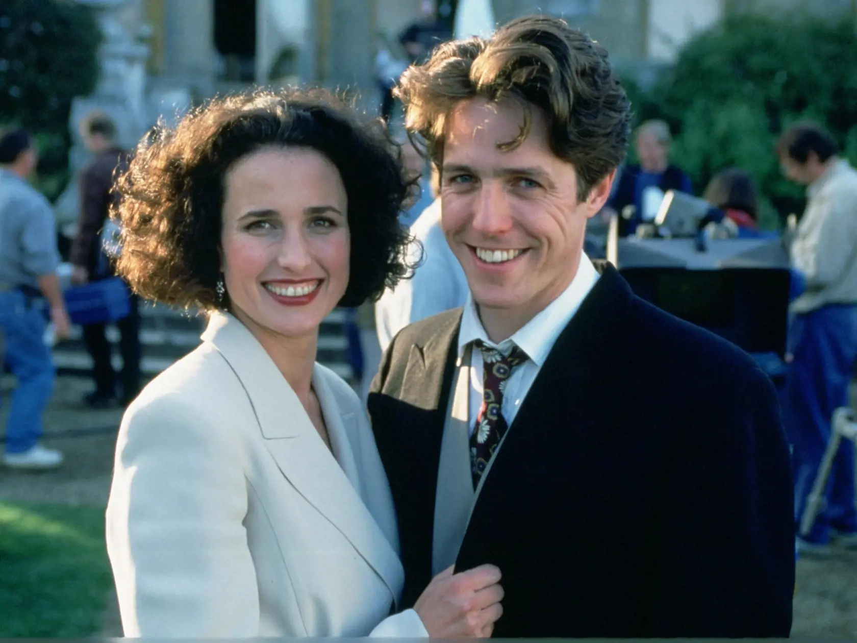 Hugh Grant vo filme Štyri svadby a jeden pohreb s Andie MacDowell (1994)