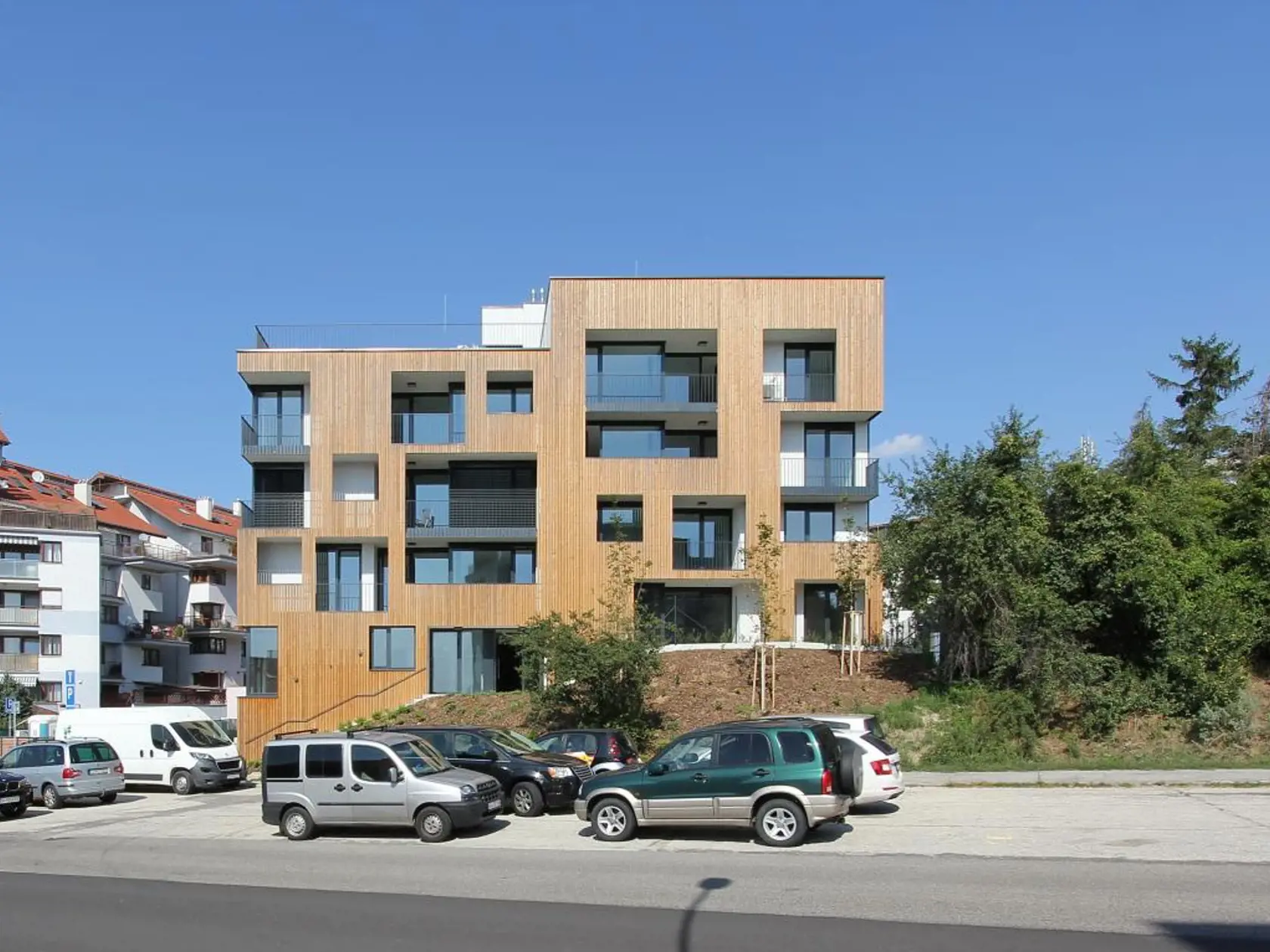 Primárnym konceptom bolo vytvoriť mierku budovy, ktorá zapadne do zložitého urbanistického prostredia. Tento prechod medzi objemami okolitých budov sa docielil „optickou ilúziou mierky budovy“ a to jej pôdorysným natočením, jej prispôsobením sa tektonike jestvujúceho terénu a v neposlednom rade striedaním rôznych veľkostí otvorov na fasáde.