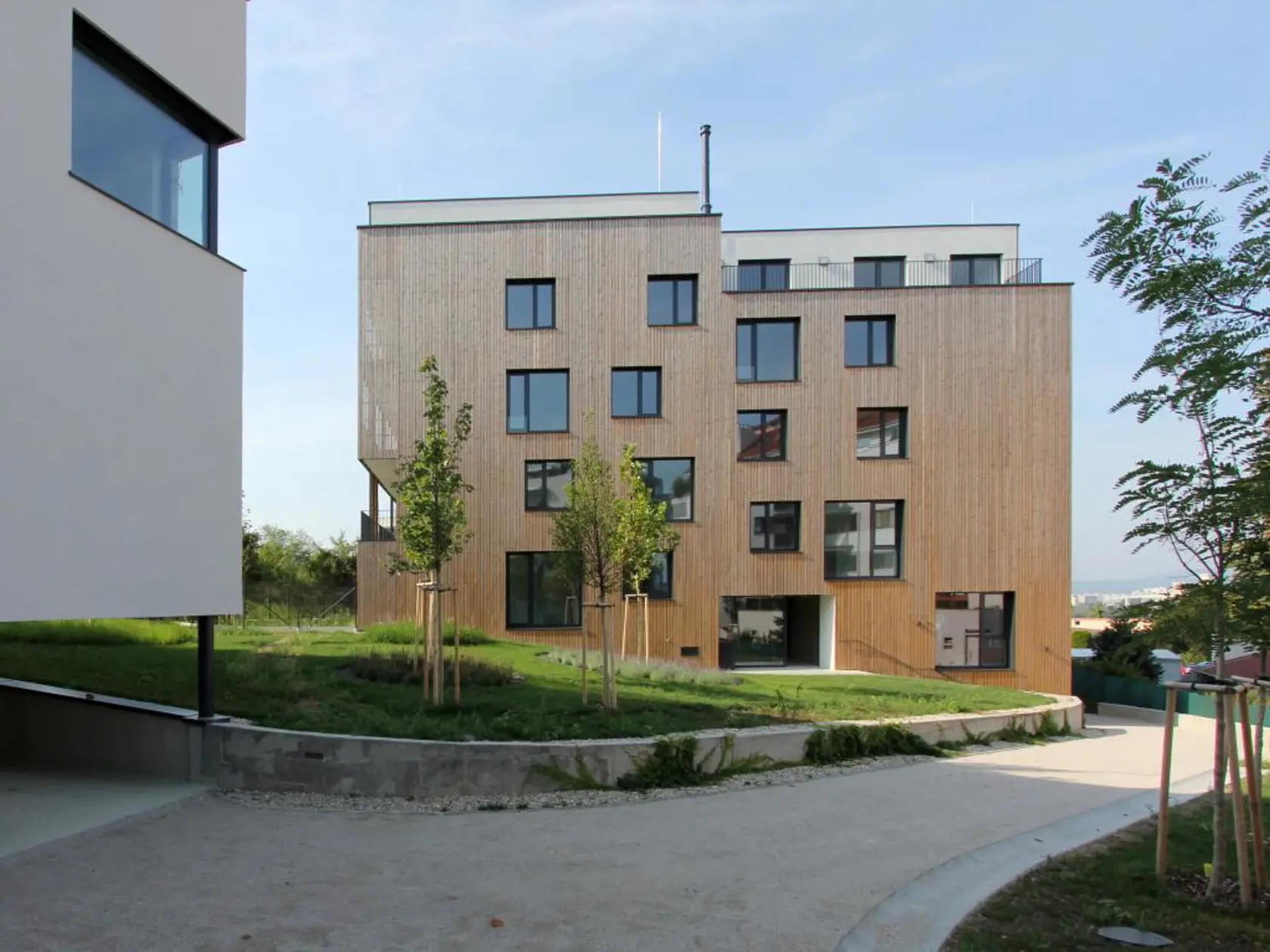 Primárnym konceptom bolo vytvoriť mierku budovy, ktorá zapadne do zložitého urbanistického prostredia. Tento prechod medzi objemami okolitých budov sa docielil „optickou ilúziou mierky budovy“ a to jej pôdorysným natočením, jej prispôsobením sa tektonike jestvujúceho terénu a v neposlednom rade striedaním rôznych veľkostí otvorov na fasáde.