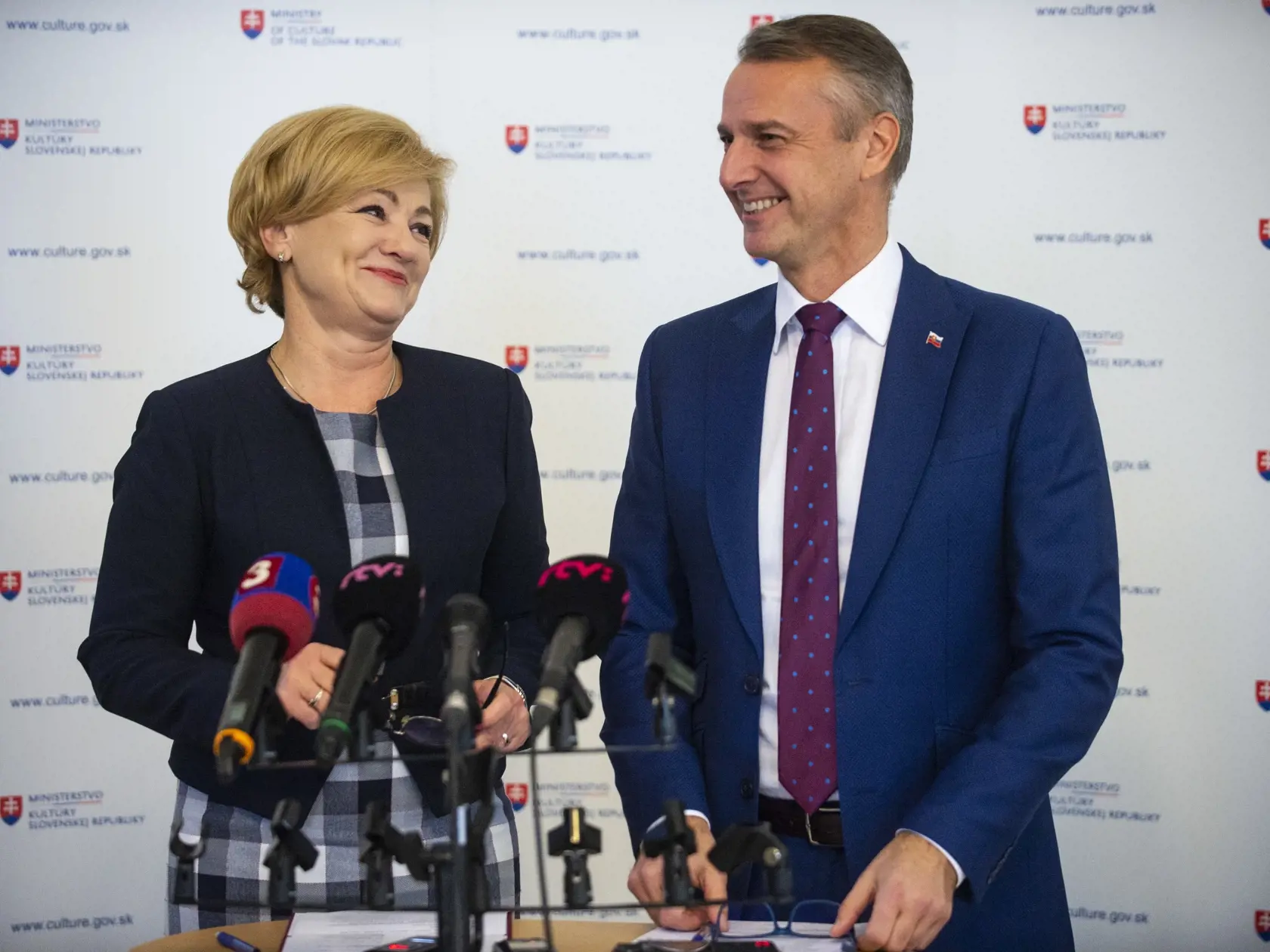 Na snímke ministerka kultúry SR Ľubica Laššáková a vpravo podpredseda vlády SR pre investície a informatizáciu Richard Raši počas tlačovej konferencie na tému Štátna a európska podpora Európskeho hlavného mesta kultúry 2026 v Bratislave 16. januára 2020. FOTO TASR – Jakub Kotian