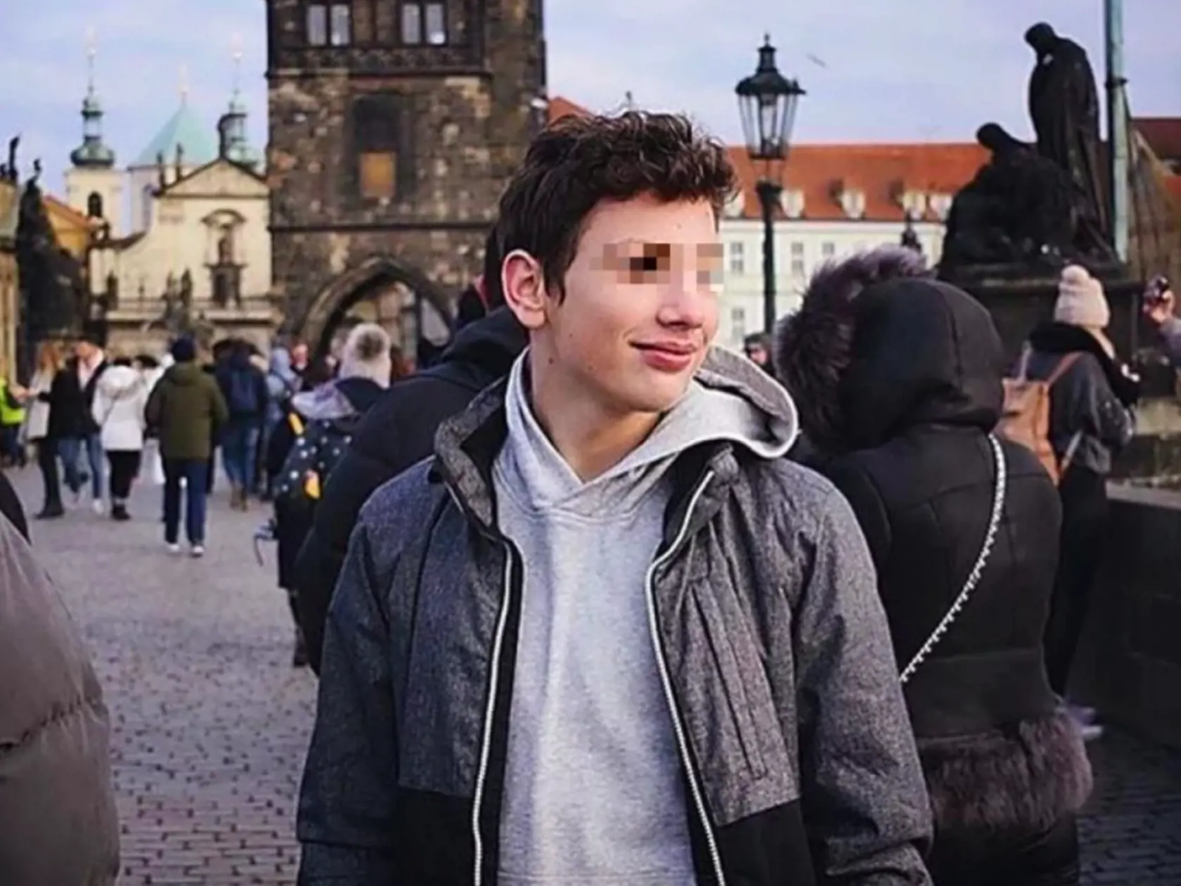 Tomáš bol medzi spolužiakmi obľúbený.