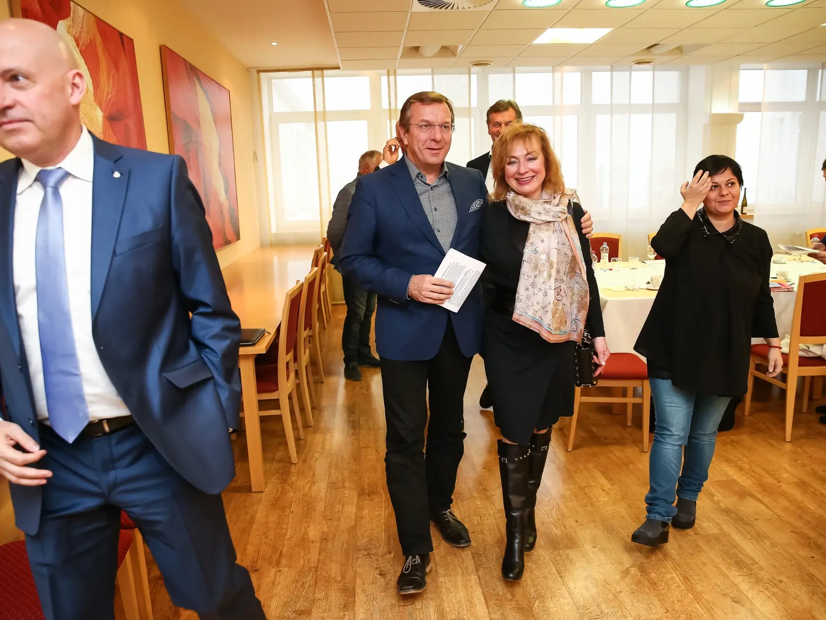 Hlasovanie za laureátov ocenení v rôznych kategóriách v Krištáľovom krídle za rok 2017. Na snímke Marián Turner a Mária Vaškovičová