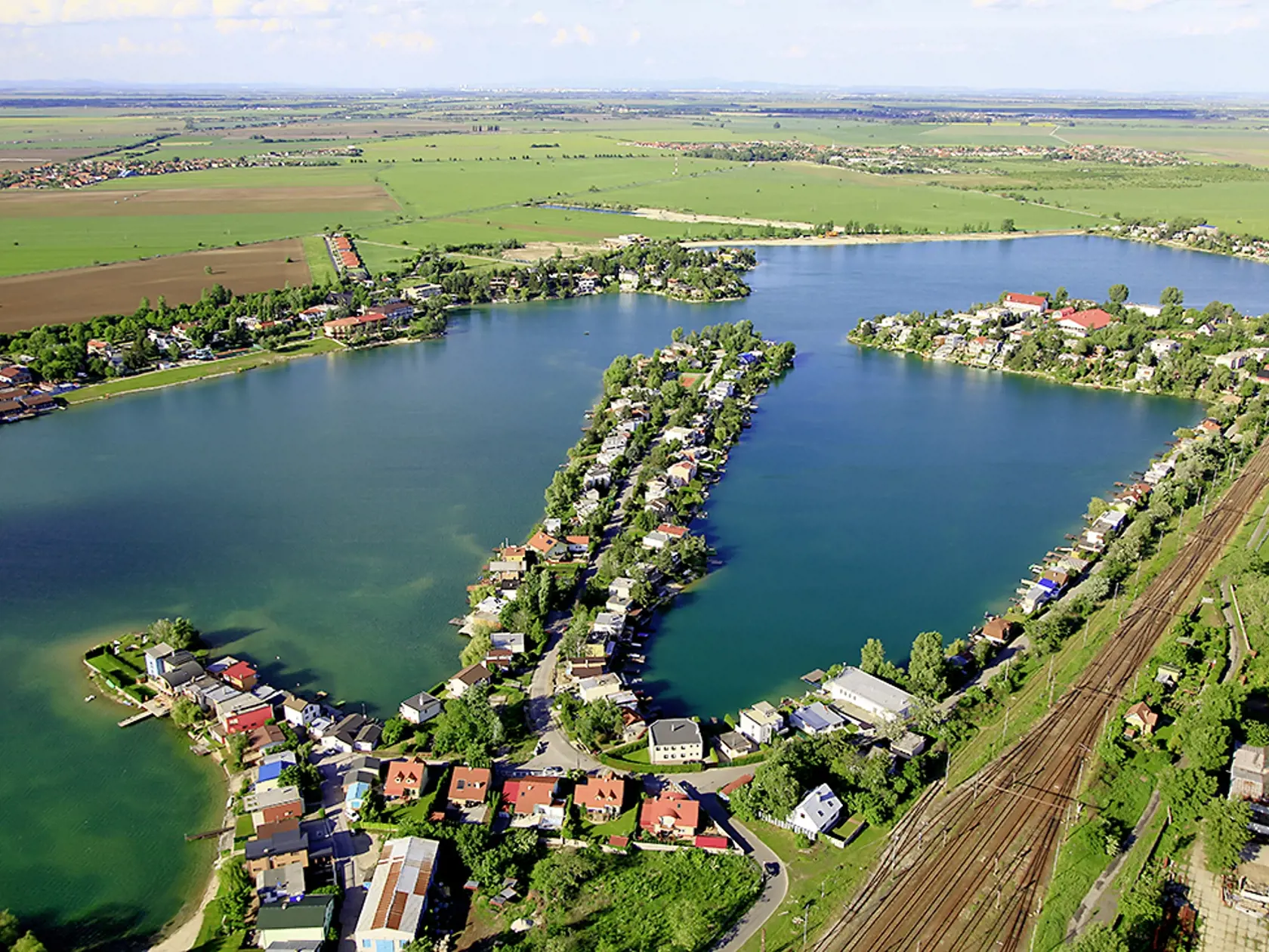 Medzi okresy s vyššou vzdelanostnou úrovňou patrí aj Senec (74).