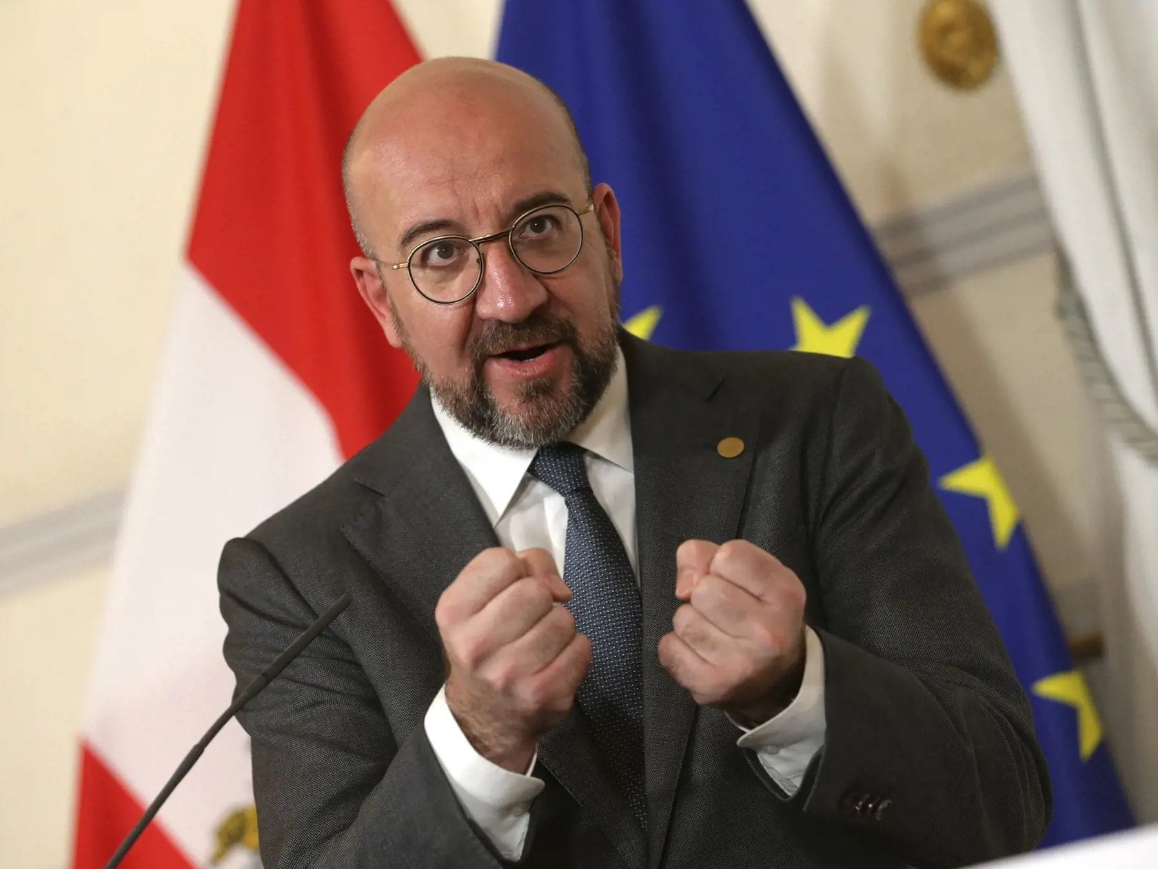 Predseda Európskej rady Charles Michel má mesačný plat približne 29 500 EUR, čo predstavuje 354 000 EUR ročne.