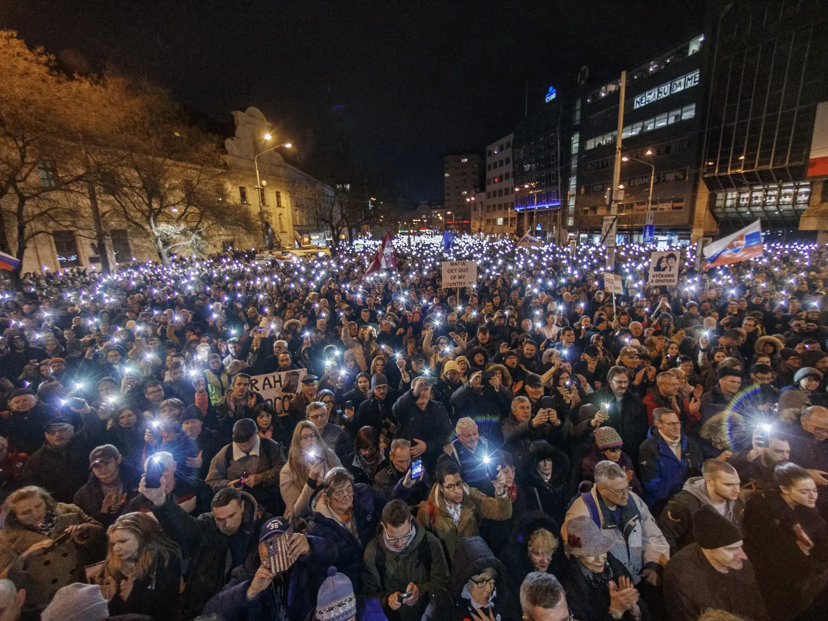 Pri príležitosti výročia vraždy novinára Jána Kuciaka a jeho snúbenice Martin Kušnírovej sa na námestí SNP v Bratislave konal pochod Za slušné Slovensko.