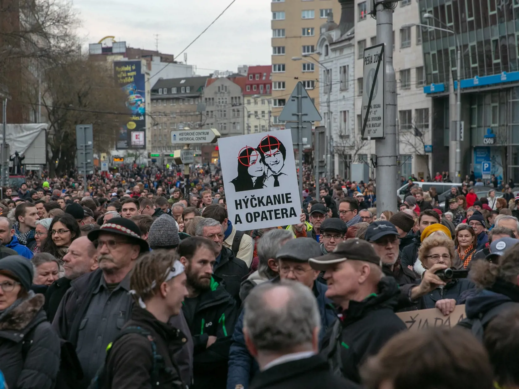 V desiatkach slovenských miest, ale i svetových metropol sa opäť konali zhromaždenia pod názvom Za slušné Slovensko. V Bratislave vyšlo do ulíc niekoľko tisíc ľudí.