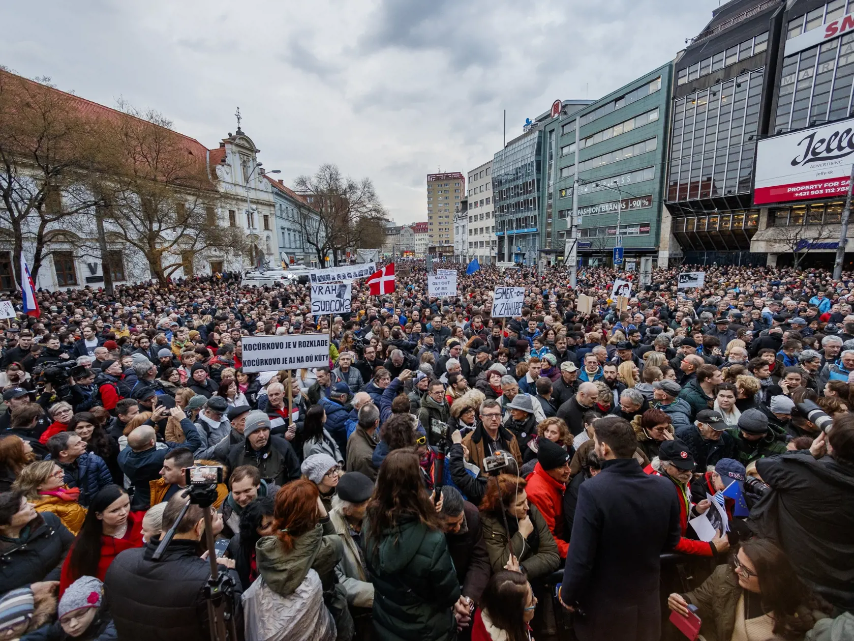 Pri príležitosti výročia vraždy novinára Jána Kuciaka a jeho snúbenice Martin Kušnírovej sa na námestí SNP v Bratislave konal pochod Za slušné Slovensko.