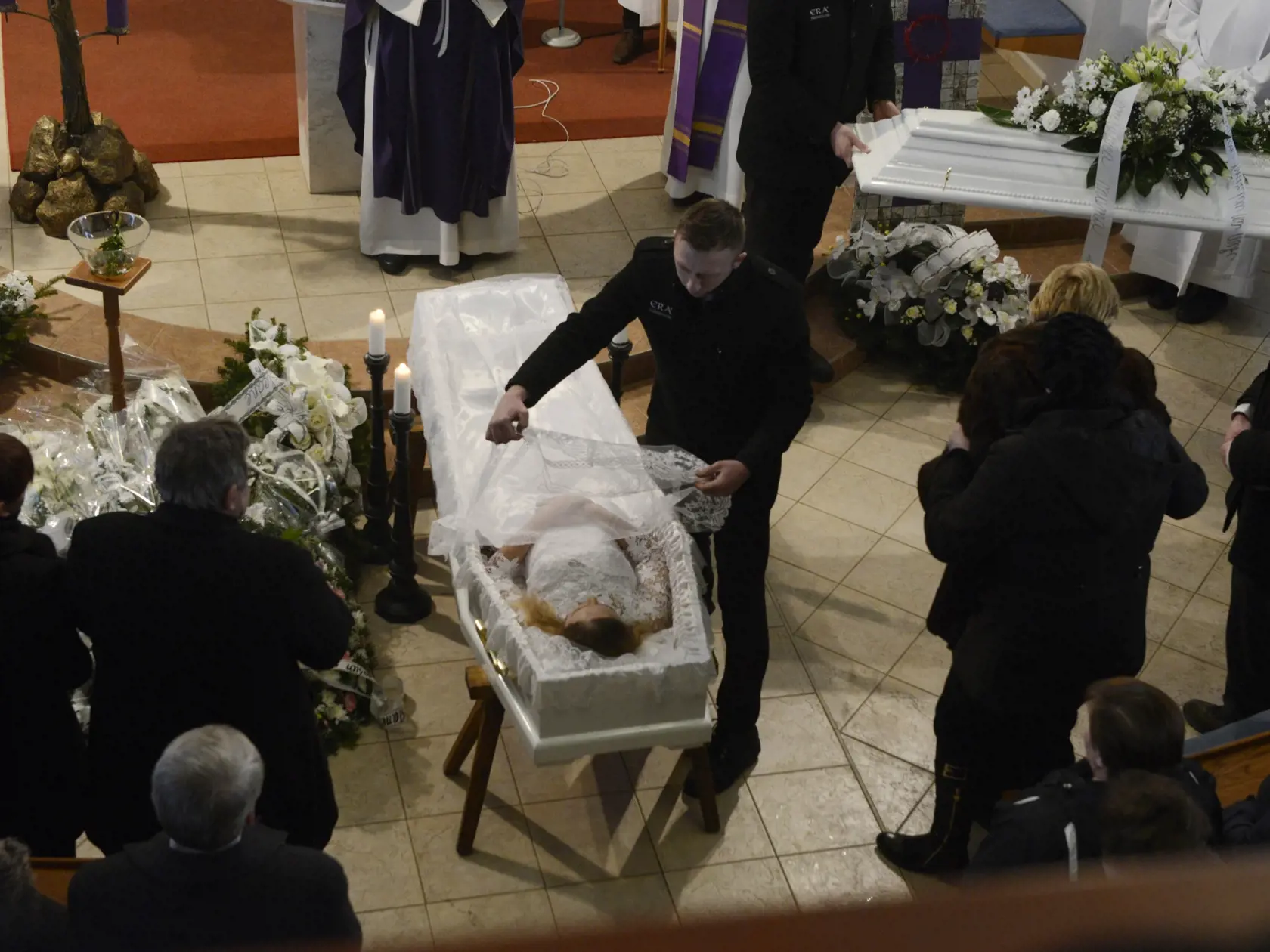 Posledná rozlúčka s Martinou Kušnírovou, ktorá bola pochovaná vo svadobných šatách. Spolu s Jánom Kuciakom sa mali zosobášiť 5. mája 2018. Zákerný vrah im ale 21. februára 2018 siahol na životy.
