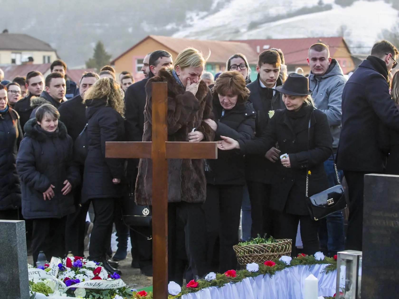 Posledná rozlúčka s novinárom Jánom Kuciakom. Na snímke vpredu mama Martiny Kušnírovej Zlatica.