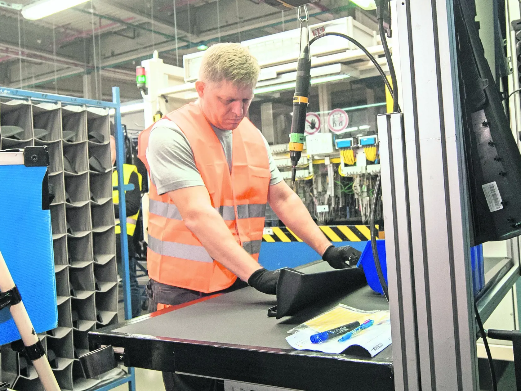 Zvárač – Keď bol ešte vo funkcii premiéra, vyskúšal si Robert Fico prácu zvárača v automobilovom priemysle. Počas nočnej služby zhotovil 497 zvarkov, čo bol na začiatočníka mimoriadny výkon. Za nočnú šichtu by Fico zarobil 70 euro. Ako pracovník v automobilovom priemysle by mohol bývalý premiér zarobiť 1200 eur v hrubom plus príplatky.