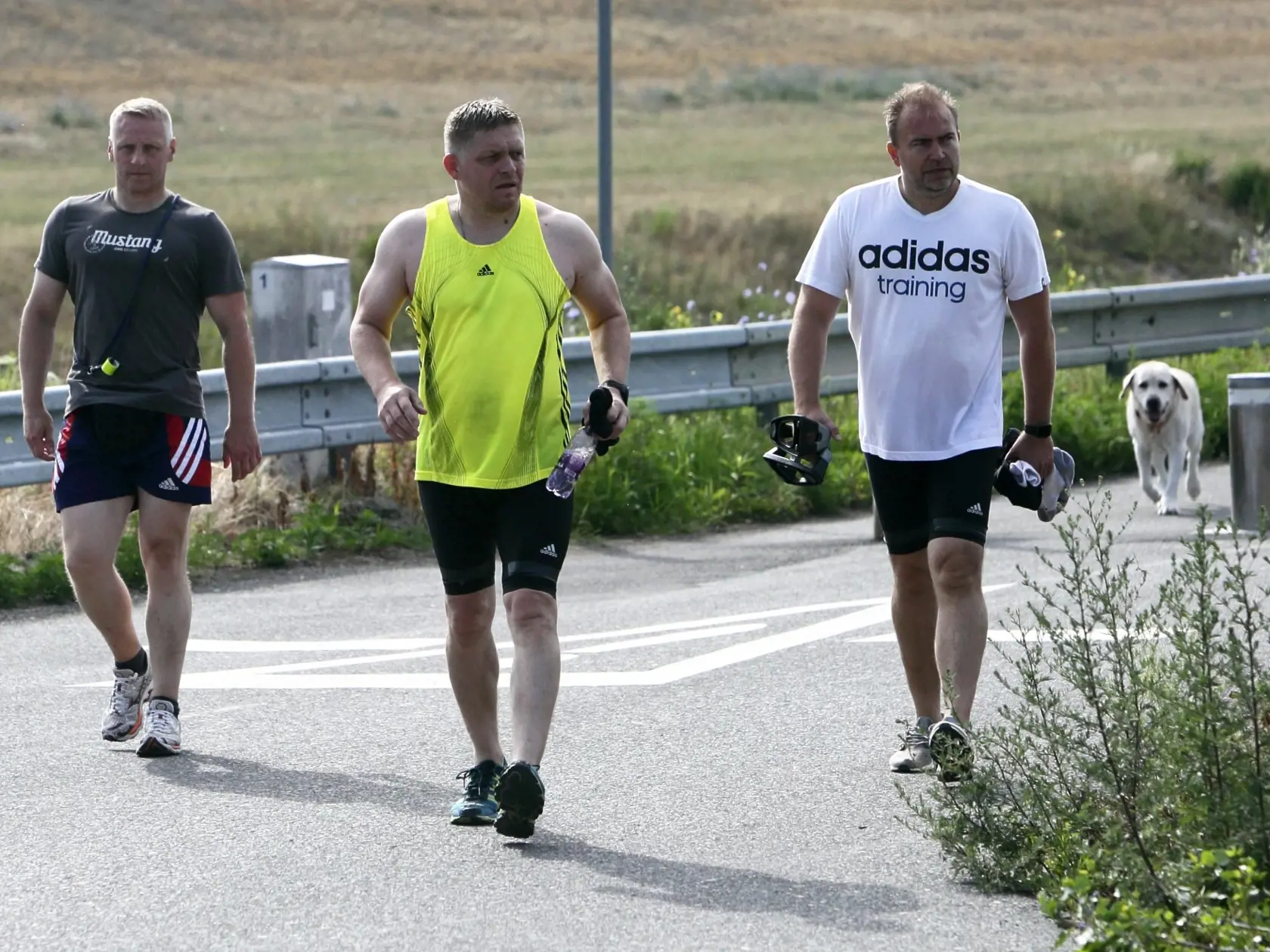 Kondičný tréner – Vtedajší premiér Fico bol na návšteve u vojakov v Žiline a ohúril všetkých prítomných počtom klikov, v ktorých prekonal aj vojakov. Za pol hodinu spravil 1001 klikov a dokázal, že je vo výbornej fyzickej kondícii. Robert by sa mohol v pokoji živiť ako kondičný tréner s priemerným platom 969 eur. Ale s reputáciou „búchača“ by mohol zarobiť ešte oveľa viac. 
