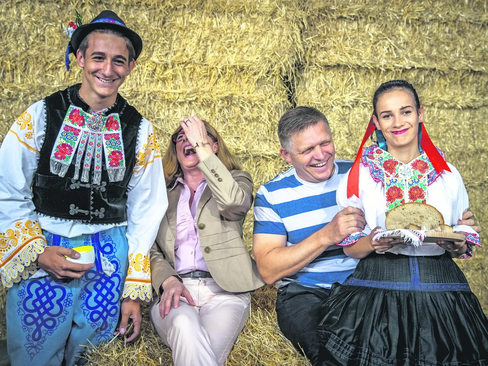 Folklorista – Robert Fico má k slovenskému ľudu blízko. Na žatve ho očarila rúča slovenské deva v ľudovom kroji, ktorú si posadil na kolená. Ak by sa pán Fico stal profesionálnym folklórnym tanečníkom, mal by vlastný kroj a mohol by priblížiť krásne slovenské tance všetkým ľuďom osobne. Profesionálny tanečník na Slovensku môže zarobiť až 1400 eur mesačne.