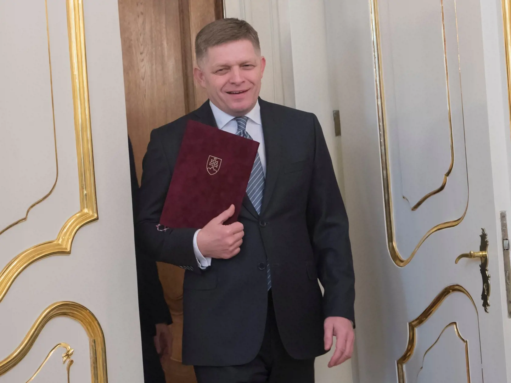 Konferenciér – Obleky sadnú pánovi Ficovi ako uliate. Robert chodí vždy upravený a jeho široký úsmev je známy po celom Slovensku. Povolanie konferenciéra by mu mohlo sadnúť. A zarobil by určite veľa peňazí. 