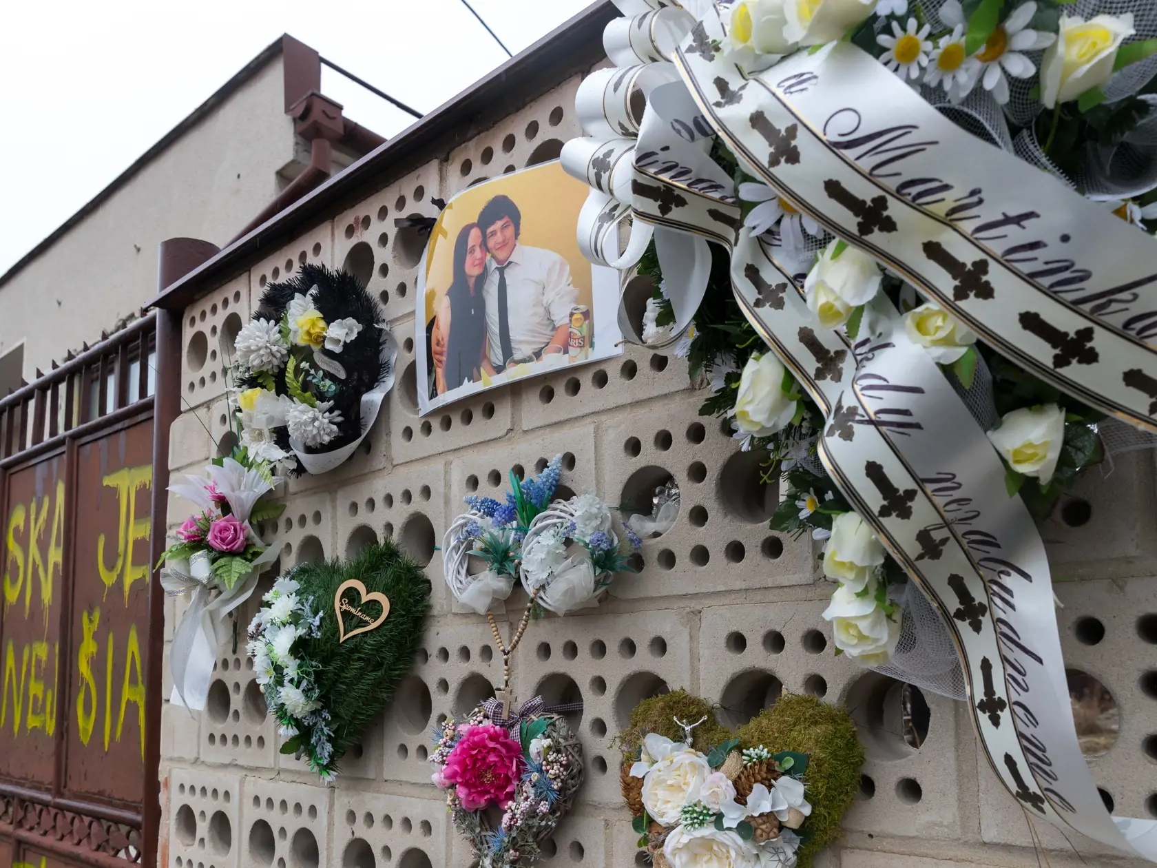 Spomienka na zavraždeného investigatívneho novinára Jána Kuciaka a jeho snúbenicu Martinu Kušnírovú, ktorú pred rokom zavraždili v ich dome vo Veľkej Mači. Na snímke je miesto činu.