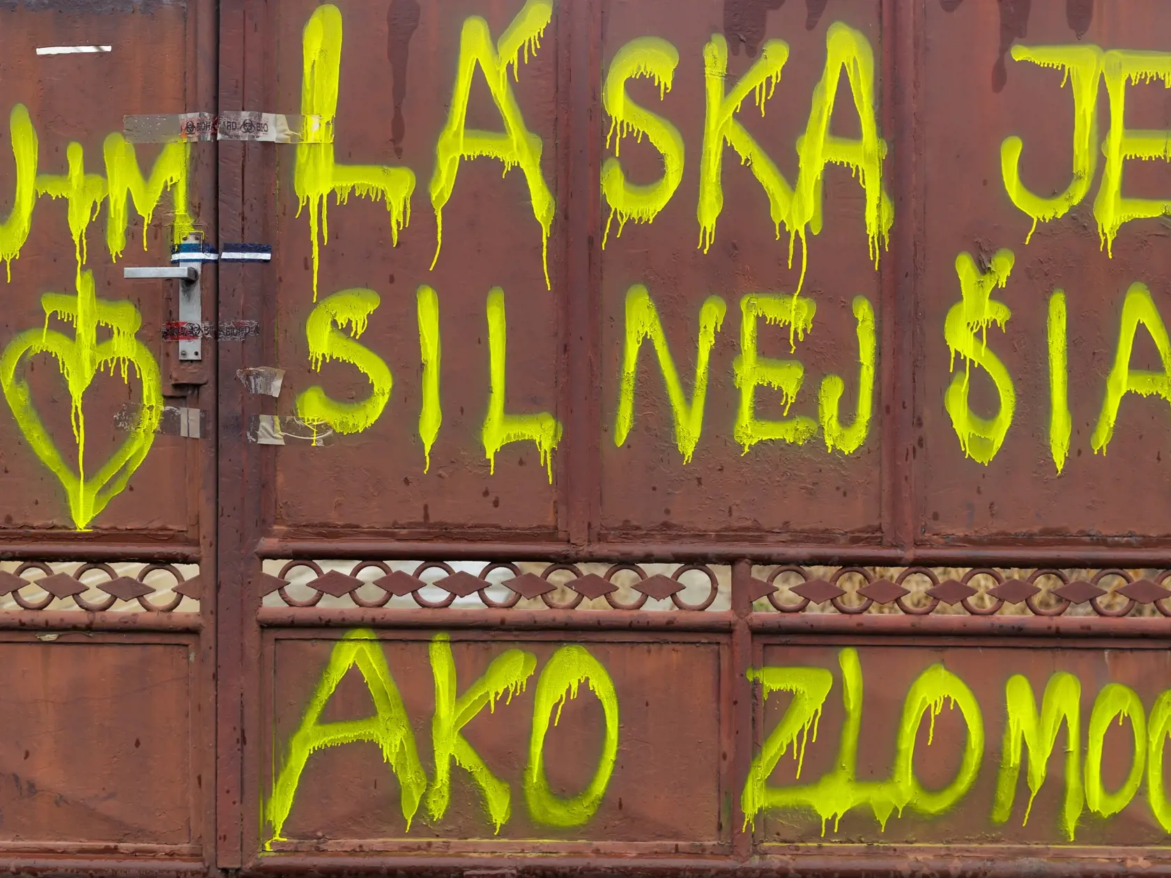 Spomienka na zavraždeného investigatívneho novinára Jána Kuciaka a jeho snúbenicu Martinu Kušnírovú, ktorú pred rokom zavraždili v ich dome vo Veľkej Mači. Na snímke je miesto činu.