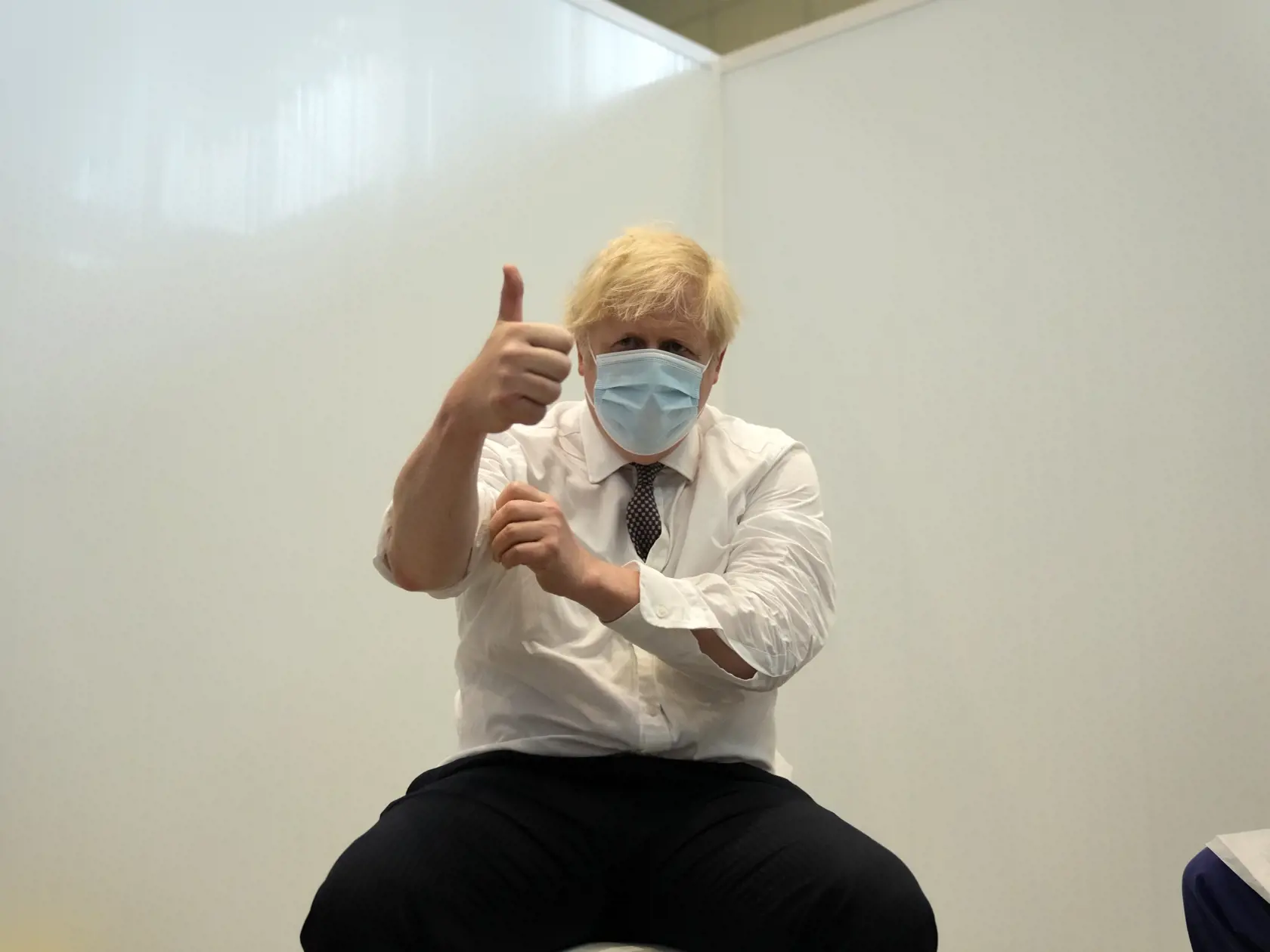 Britský premiér Boris Johnson reaguje po tom, ako dostal druhú dávku vakcíny proti ochoreniu COVID-19 od spoločnosti AstraZeneca v Londýne 3. júna 2021.