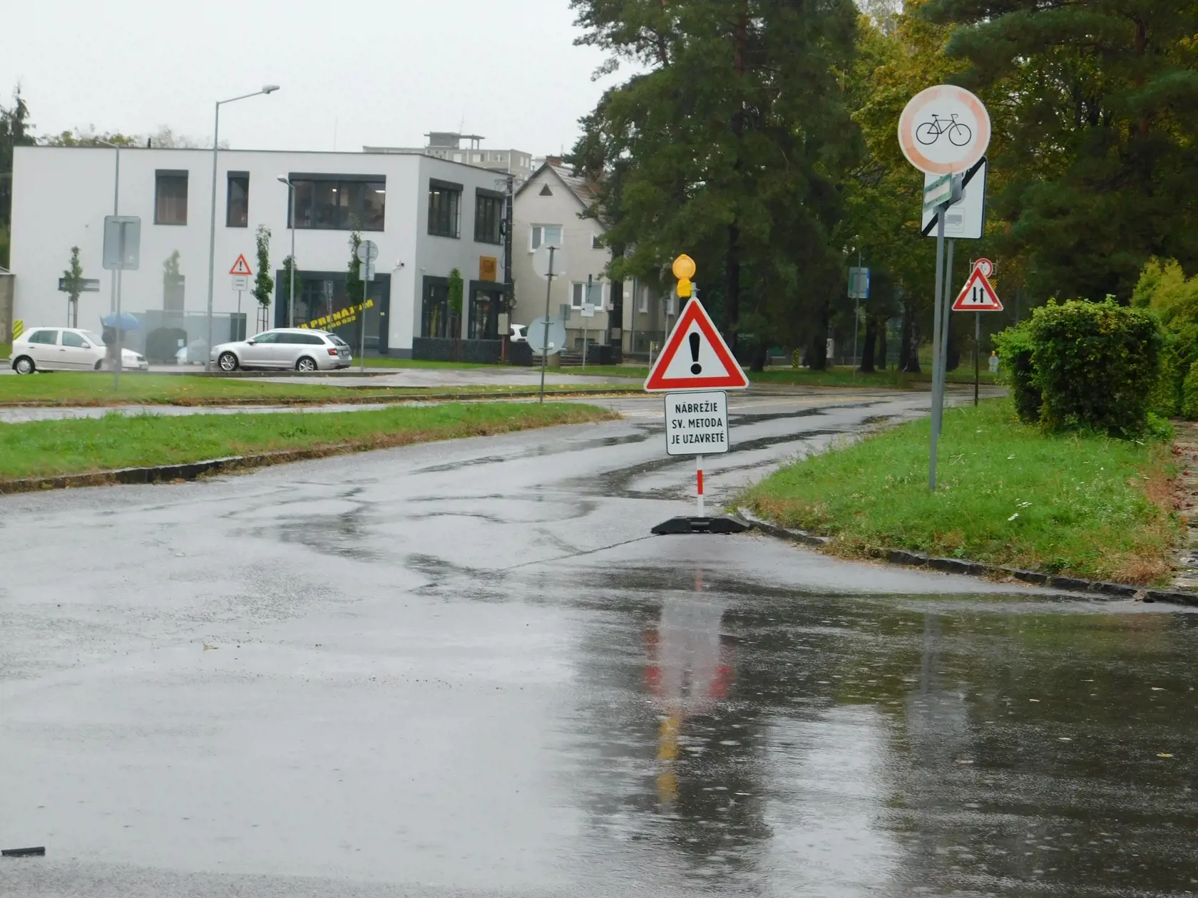Vytrvalý dážď situáciu komplikuje naďalej podľa neho aj pod mostmi na Nábreží sv. Metoda v Prievidzi, kde sa voda z Handlovky prerazila z kanalizácie na vozovku. (ilustračná snímka).