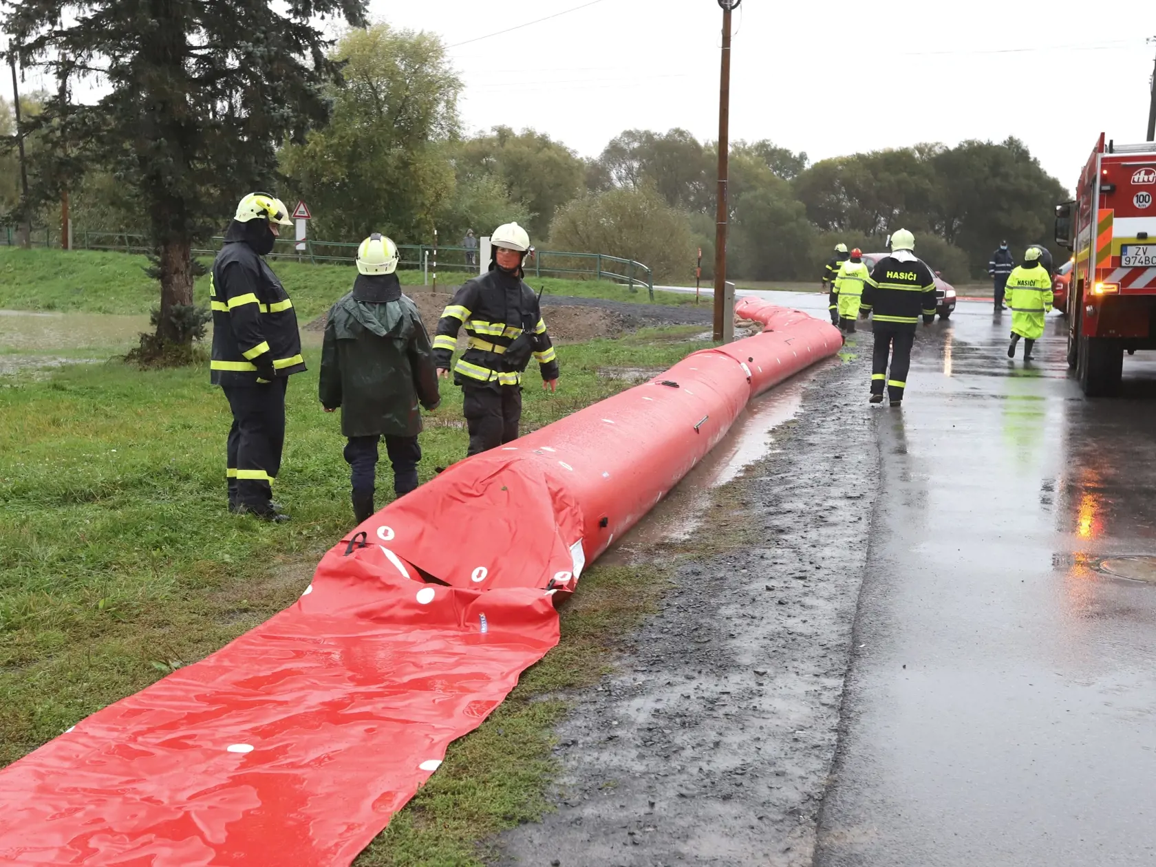V dôsledku výdatných a dlhotrvajúcich zrážok sa rieka Slatina vo Zvolenskej Slatine začala rozvodňovať. Na snímke hasiči stavajú protipovodňové bariéry vo Zvolenskej Slatine v okrese Zvolen (ilustračná snímka).
