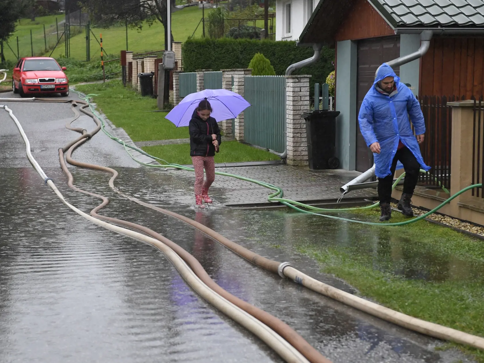 Pre dlhotrvajúci dážď sa dvíhajú hladiny vodných tokov. V obci Jaklovce v okrese Gelnica začali s vrecovaním, dobrovoľní hasiči pomáhajú s odčerpávaním vody z pivníc (ilustračná snímka).