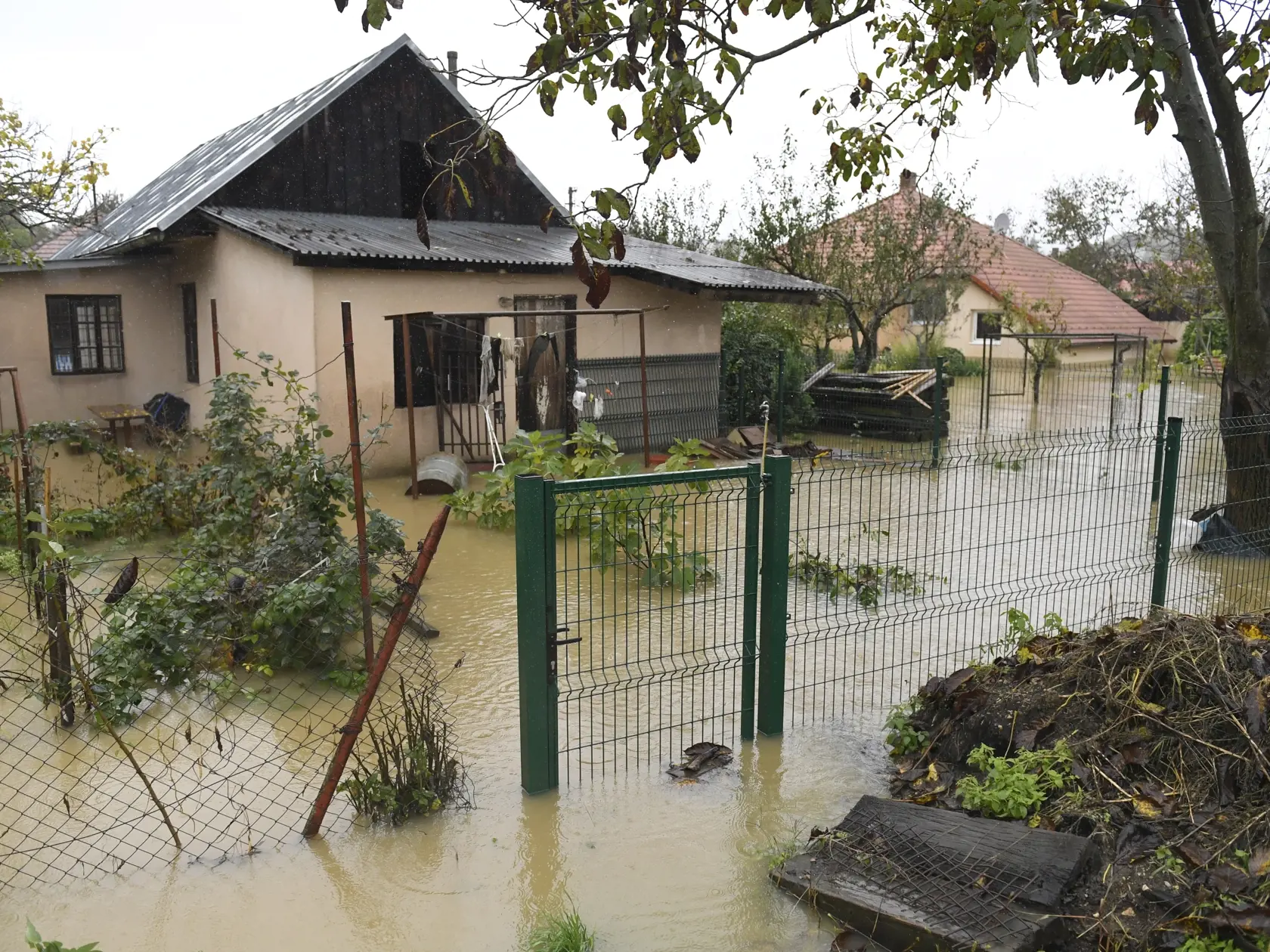 Pre dlhotrvajúci dážď sa dvíhajú hladiny vodných tokov. V obci Jasov v okrese Košice okolie je zaplavená aj prístupová cesta do Jasovskej jaskyne a okolité domy, ktoré museli ľudia opustiť (ilustračná snímka).