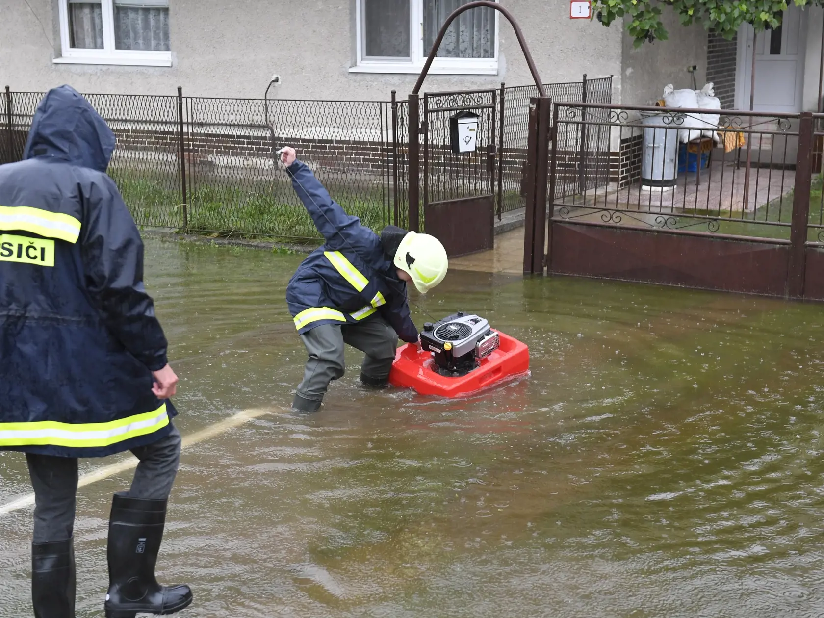 Pre dlhotrvajúci dážď sa dvíhajú hladiny vodných tokov. V obci Jaklovce v okrese Gelnica začali s vrecovaním, dobrovoľní hasiči pomáhajú s odčerpávaním vody z pivníc (ilustračná snímka).