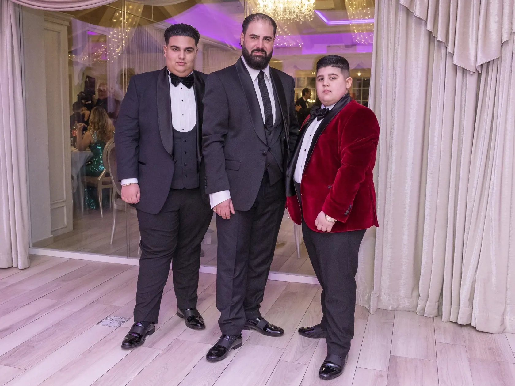 Rómsky ples v nitrianskom hoteli Zlatý kľúčik. Na snímke je Štefan Picúr Banyák so synmi Štefanom (Picurkom) a Benjaminom.