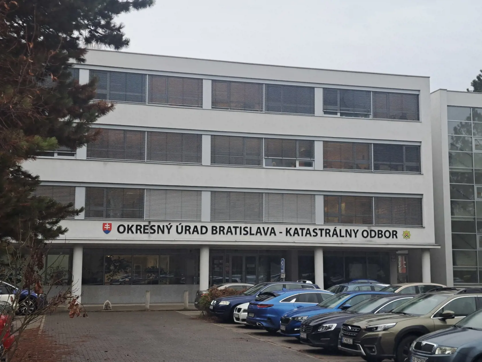 Prvý pracovný deň po sviatkoch sme sa boli na jednom z katastrálnych odborov v Bratislave pozrieť na dôvod neposkytovania služieb.