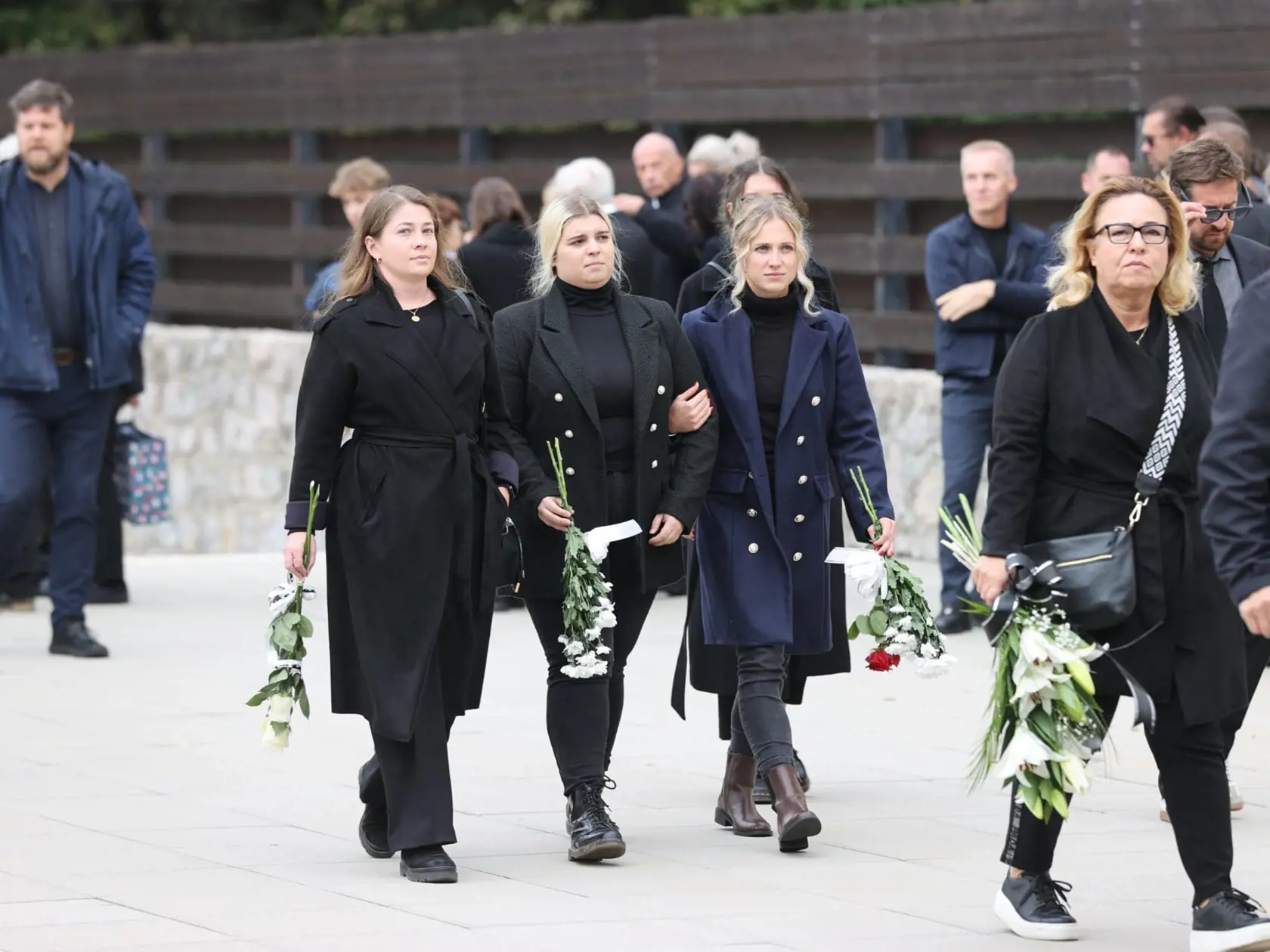 Posledná rozlúčka s Ivanom Kočnerom. Prišli viaceré známe osobnosti, medzi nimi aj režisér Anton Šulík či hudobník a herec Roman Féder.