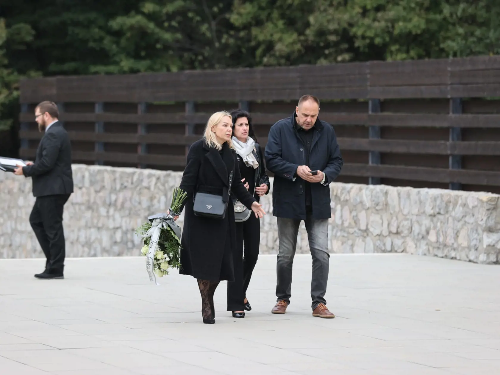 Posledná rozlúčka s Ivanom Kočnerom. Prišli viaceré známe osobnosti, medzi nimi aj režisér Anton Šulík či hudobník a herec Roman Féder.