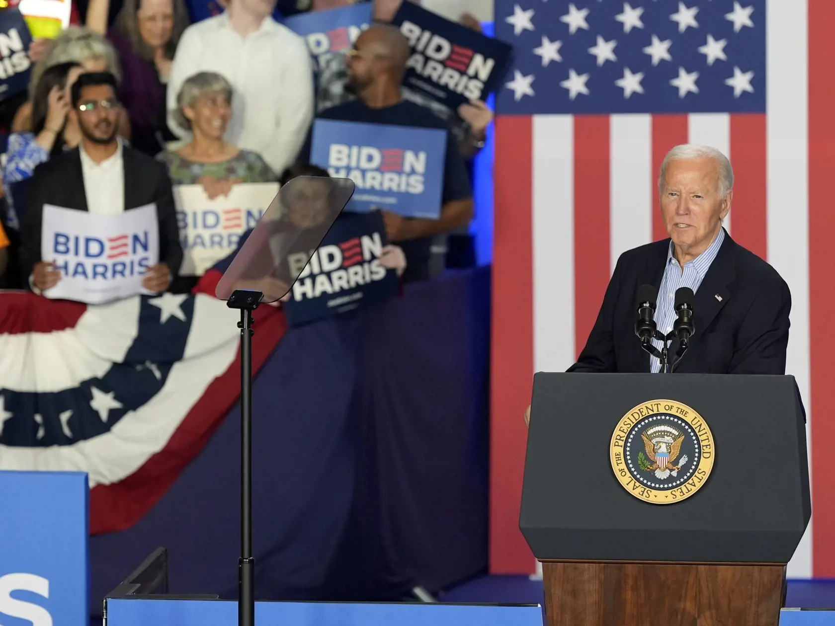 Americký prezident Joe Biden hovorí počas kampane v americkom Madisone 5. júla 2024. Americký prezident Joe Biden povedal v piatok na zhromaždení v štáte Wisconsin, že zotrvá v boji o Biely dom a opäť porazí exprezidenta Donalda Trumpa. Urobil tak napriek obavám niektorých predstaviteľov Demokratickej strany, že nemá dostatok síl na to, aby Trumpa v novembrových prezidentských voľbách porazil.