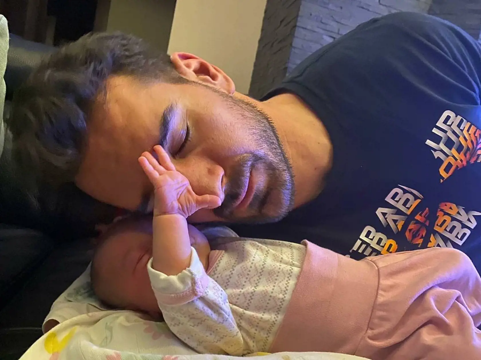 Hokejový fešák Boris Valábik si otcovstvo užíva plnými dúškami. Pred pár dňami však zažil hororové chvíle.