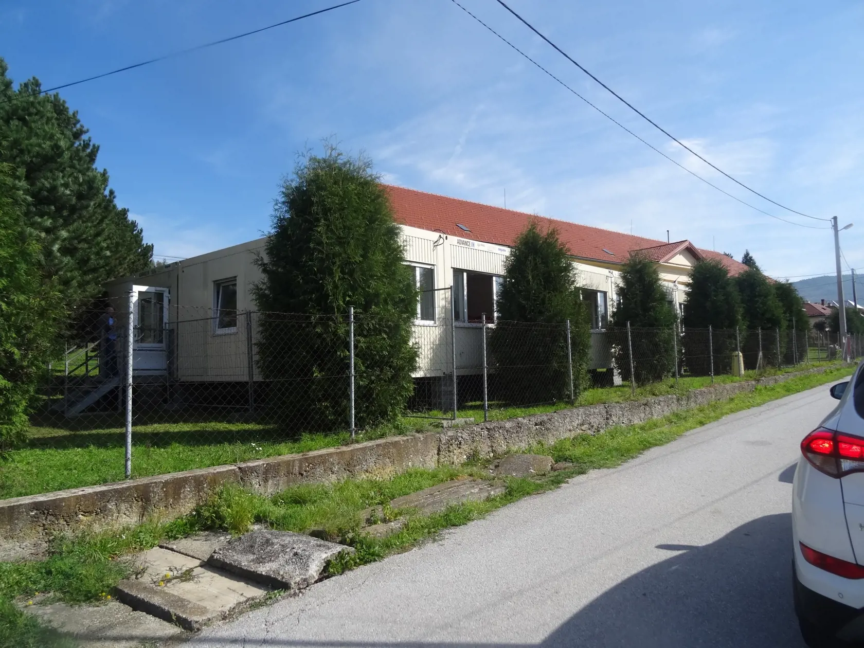Kontajnerová škola stojí na dvore miestnej špeciálnej školy.
