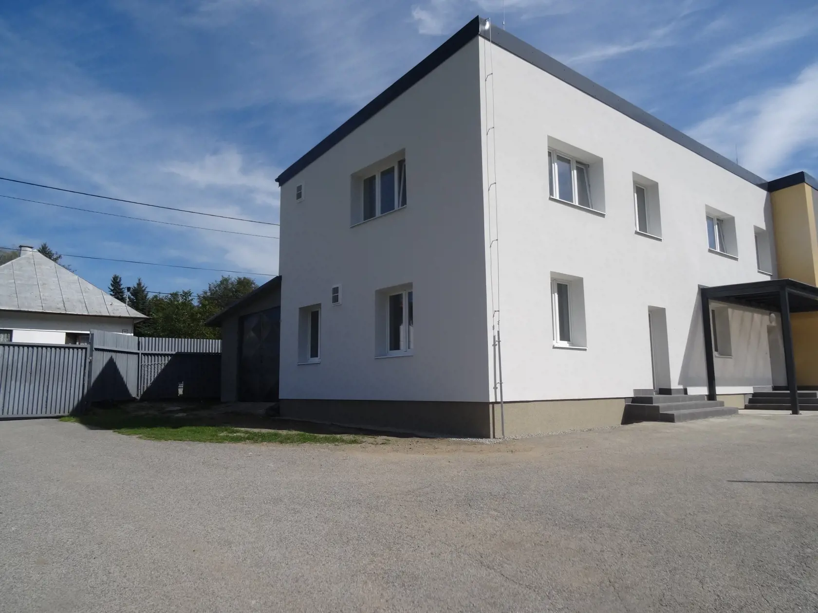 Budova pri ihrisku, kde sa mali žiaci pôvodne učiť stále nie je dokončená a preto nie je skolaudovaná.