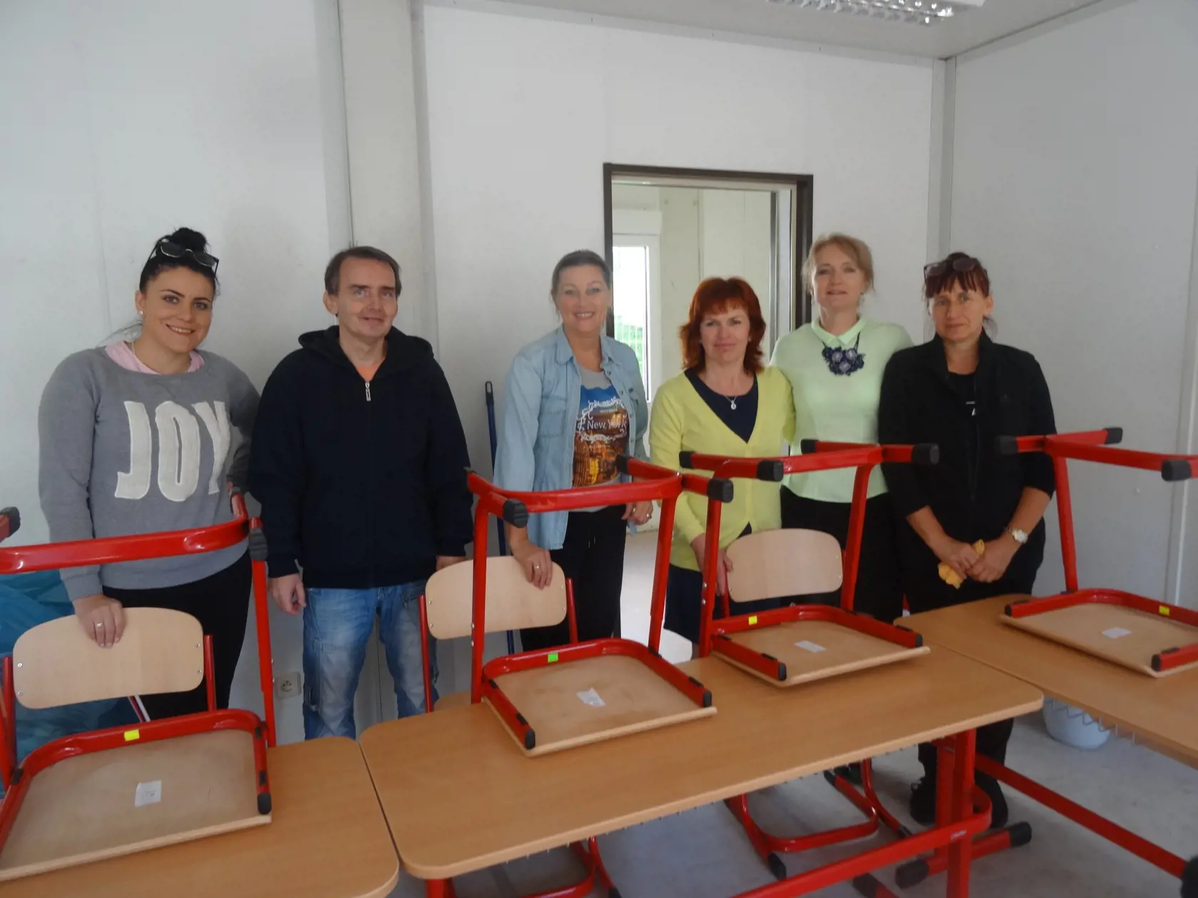 Pedagógovia po rannej slávnosti prezliekli sa do pracovného a upratovali kontajnery, aby všetko bolo tak, ako má byť.