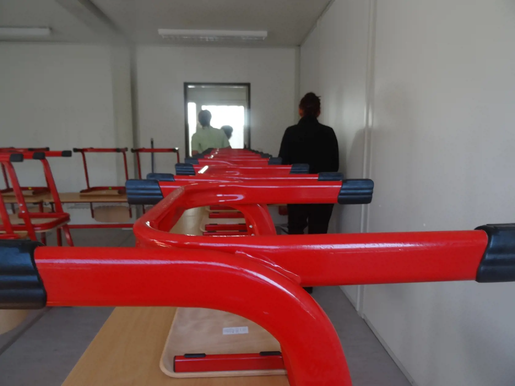 Pedagógovia po rannej slávnosti prezliekli sa do pracovného a upratovali kontajnery, aby všetko bolo tak, ako má byť.