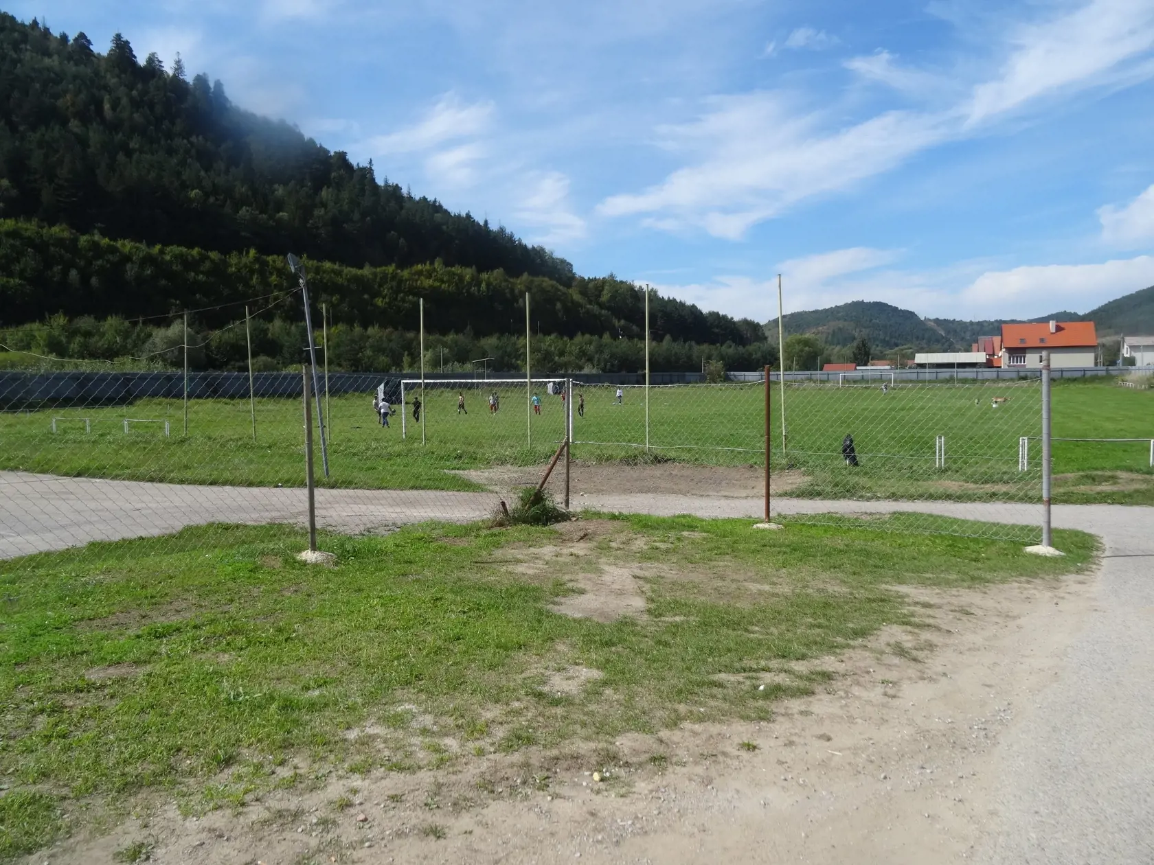 Na ihrisku hrala skupinka Rómov futbal.