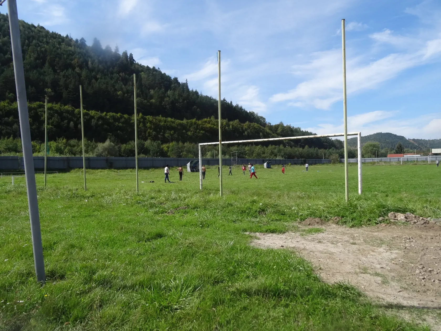 Na ihrisku hrala skupinka Rómov futbal.