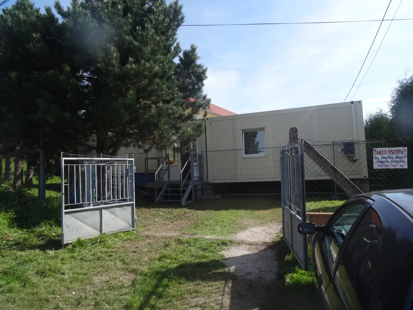 Kontajnerová škola stojí na dvore miestnej špeciálnej školy.