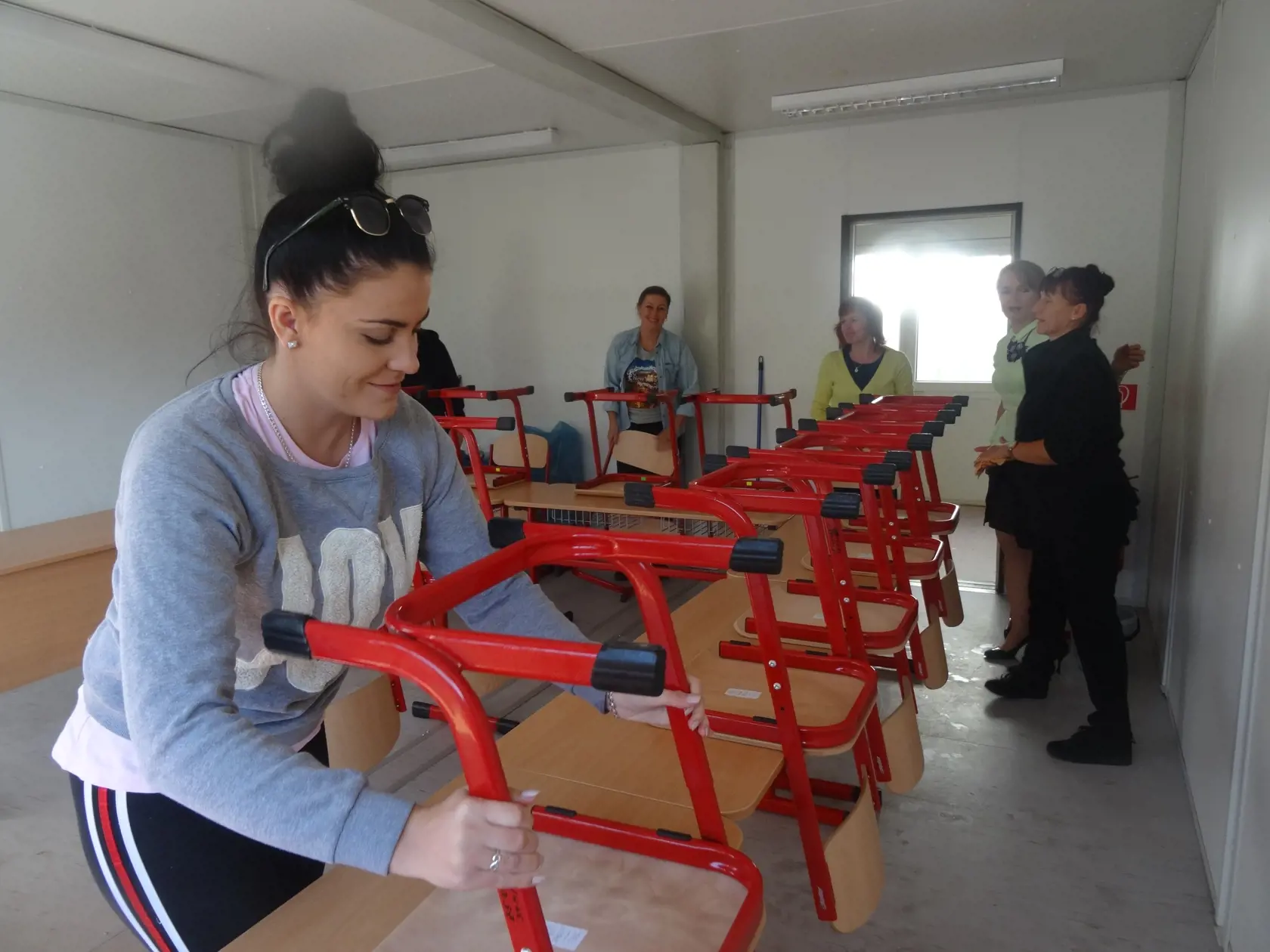 Pedagógovia po rannej slávnosti sa prezliekli do pracovného a upratovali kontajnery, aby všetko bolo tak, ako má byť.
