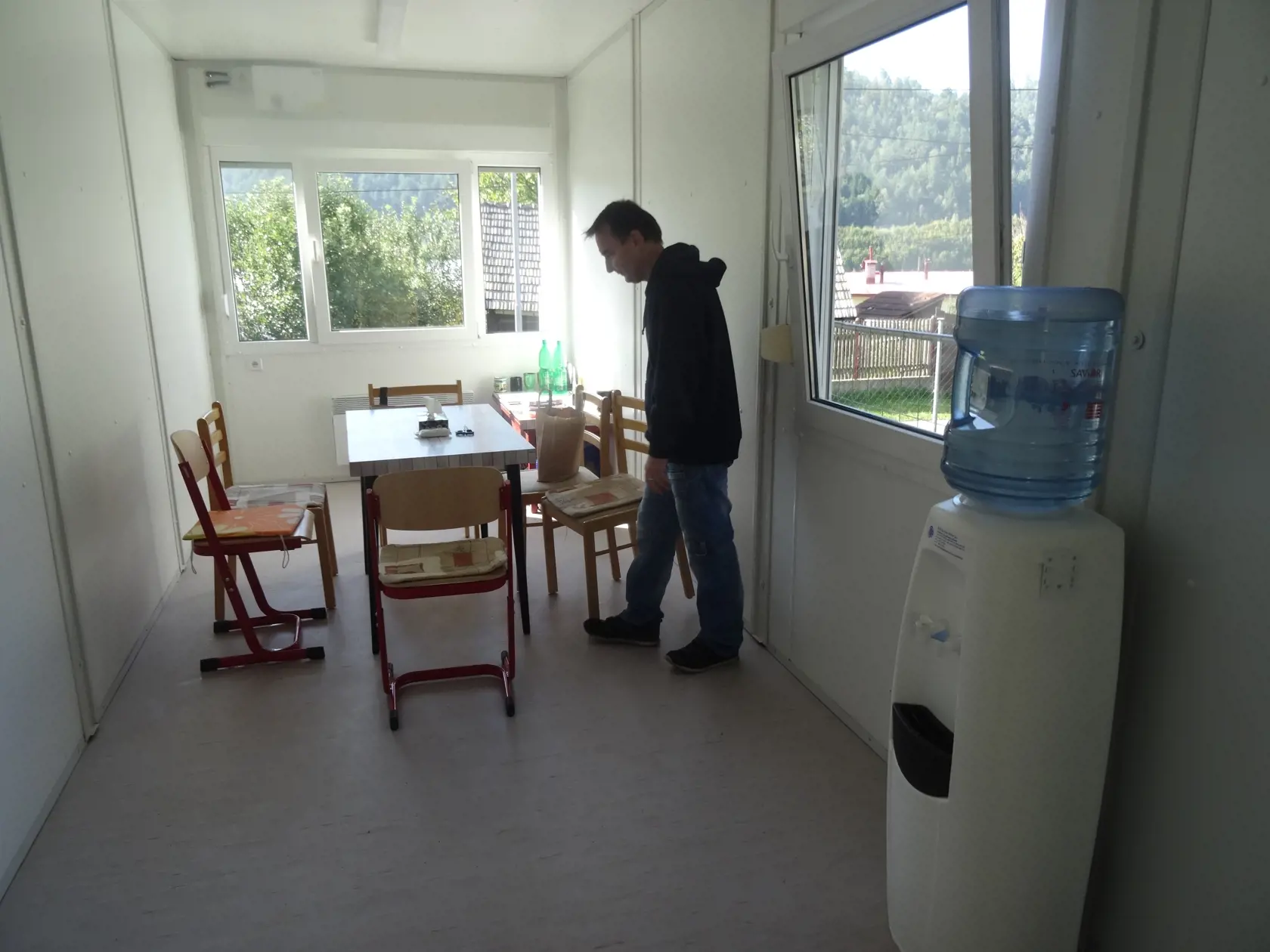 Pedagógovia po rannej slávnosti prezliekli sa do pracovného a upratovali kontajnery, aby všetko bolo tak, ako má byť.
